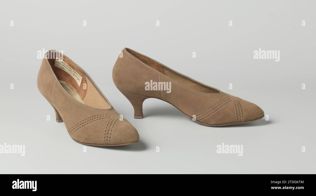 Scarpa, décolleté Beige Peau de Suede, archetti traforati, Herman and Koppen, c. 1960 scarpa sinistra, décolleté Beige Peau de Suede. Punti nitidi. Da un unico pezzo di pelle, il tacco "Pompadour", il punto di partenza per le prime fasi del tacco a stiletto. Per perforazioni decorative nei due pneumatici con cuciture a croce sul piede. Suola in pelle. Rayon cammina e sali sul tallone. Hilversum completamente: Pelle scamosciata. Fodera: Rayon. Suola: Scarpa sinistra traforata in pelle, décolleté Beige Peau de Suede. Punti nitidi. Da un unico pezzo di pelle, il tacco "Pompadour", il punto di partenza per le prime fasi del tacco a stiletto. Per decorare Foto Stock