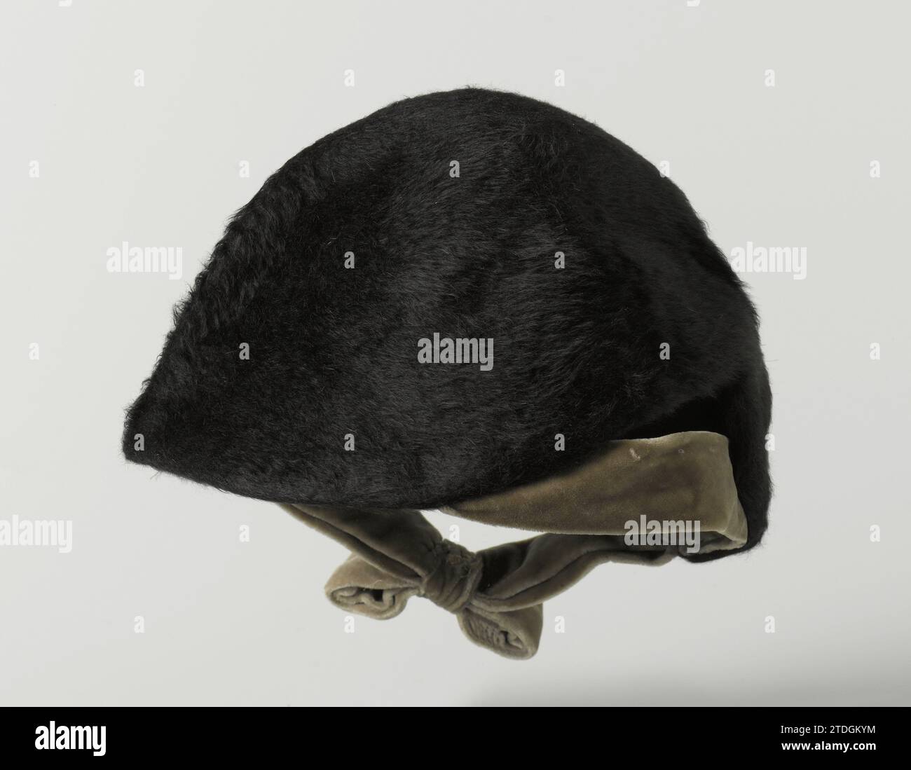 Cappellino asimmetrico a punta in feltro nero a pelo lungo e velluto grigio, caroline Reboux, c. 1949 - c. 1953 cappellino asimmetrico a punta in feltro nero a pelo lungo e velluto grigio. Con etichetta cucita all'interno: Caroline Reboux/ 9 Avenue Matignon. Parigi. Paris Felt (tessile). velluto (tessuto) cappellino asimmetrico a punta in feltro nero a pelo lungo e velluto grigio. Con etichetta cucita all'interno: Caroline Reboux/ 9 Avenue Matignon. Parigi. Paris Felt (tessile). velluto (tessuto) Foto Stock