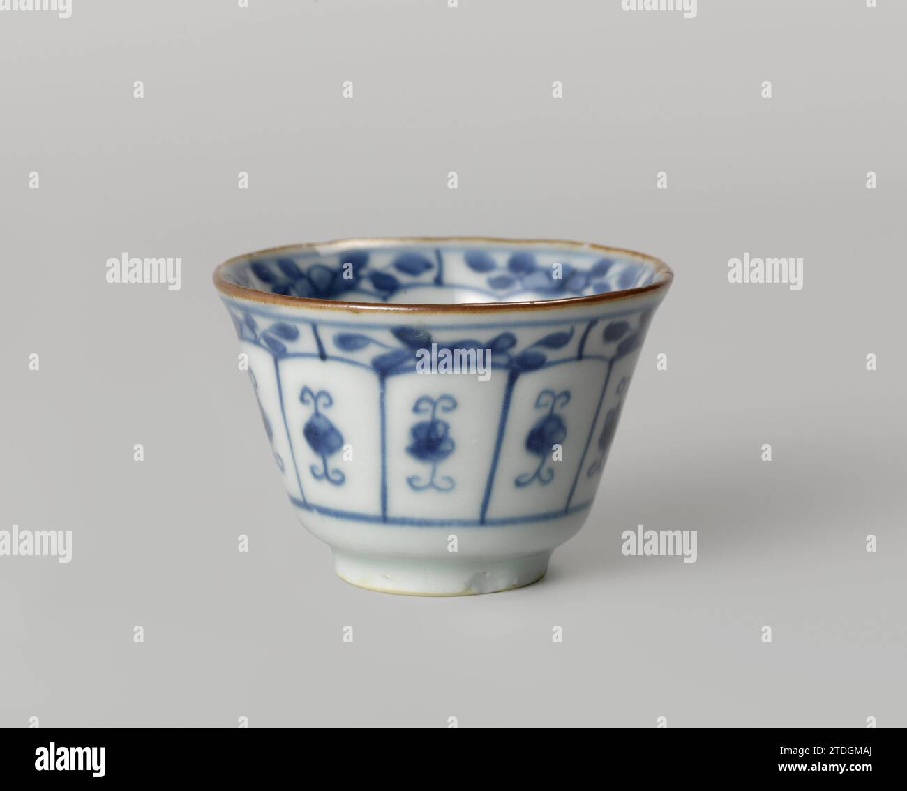 Coppa a forma di campana con piante fiorite, una roccia e spray floreali stilizzati, anonimo, c. 1740 - c. 1760 testa a forma di campana in porcellana, con parete lobata, dipinta in blu lastra. Sul terreno un medaglione con piante fiorite (pino, loto) dietro una recinzione da una roccia; il bordo interno è diviso in portate con una bevanda floreale. La parete esterna è modellata in scomparti a forma di petalo riempiti con un ramo floreale stilizzato. Il bordo esterno è diviso in portate con un vank fiore. Blue White. Porcellana cinese. glassa. Pittura/vitrificazione di cobalto (minerale) testa a campana in porcellana, con lob Foto Stock