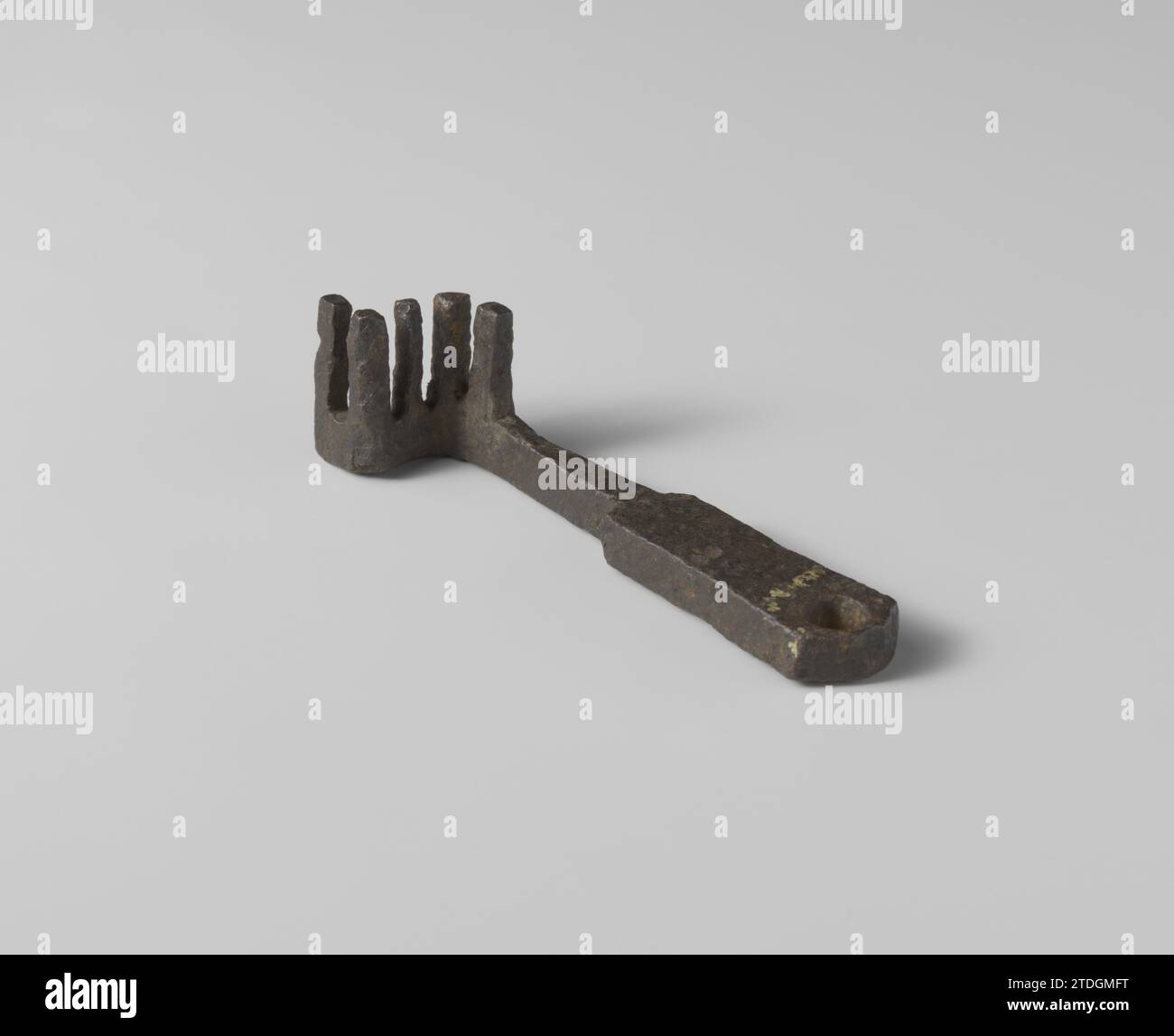 Hefsleutel, , c. 1400 - c. 1950 tasto Hef con presa consistente in un allargamento dello stelo con un occhio in alto. Sullo stelo a quattro lati si trova la barba formata cambiando gli angoli interni con cinque denti. Chiave Hef in ferro di Roma (metallo) con presa costituita da un allargamento dello stelo con un occhio in alto. Sullo stelo a quattro lati si trova la barba formata cambiando gli angoli interni con cinque denti. Roma ferro (metallo) Foto Stock