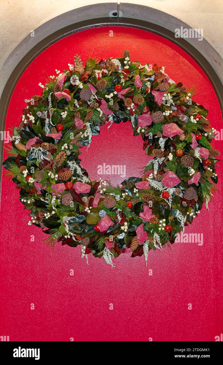 Grande corona colorata; arco rosso, decorazione natalizia; festivo; festivo; festivo; festivo; colorato, inverno Foto Stock
