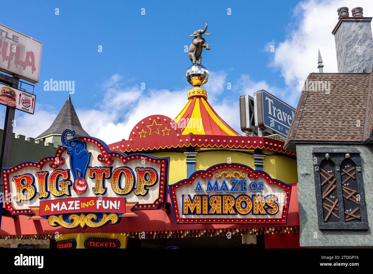Big Top Mirror Maze Amusement Arcade Niagara Falls Canada Tourist Attraction on Clifton Hill Niagara Falls Ontario Canada, Circus Elephant Statue Foto Stock
