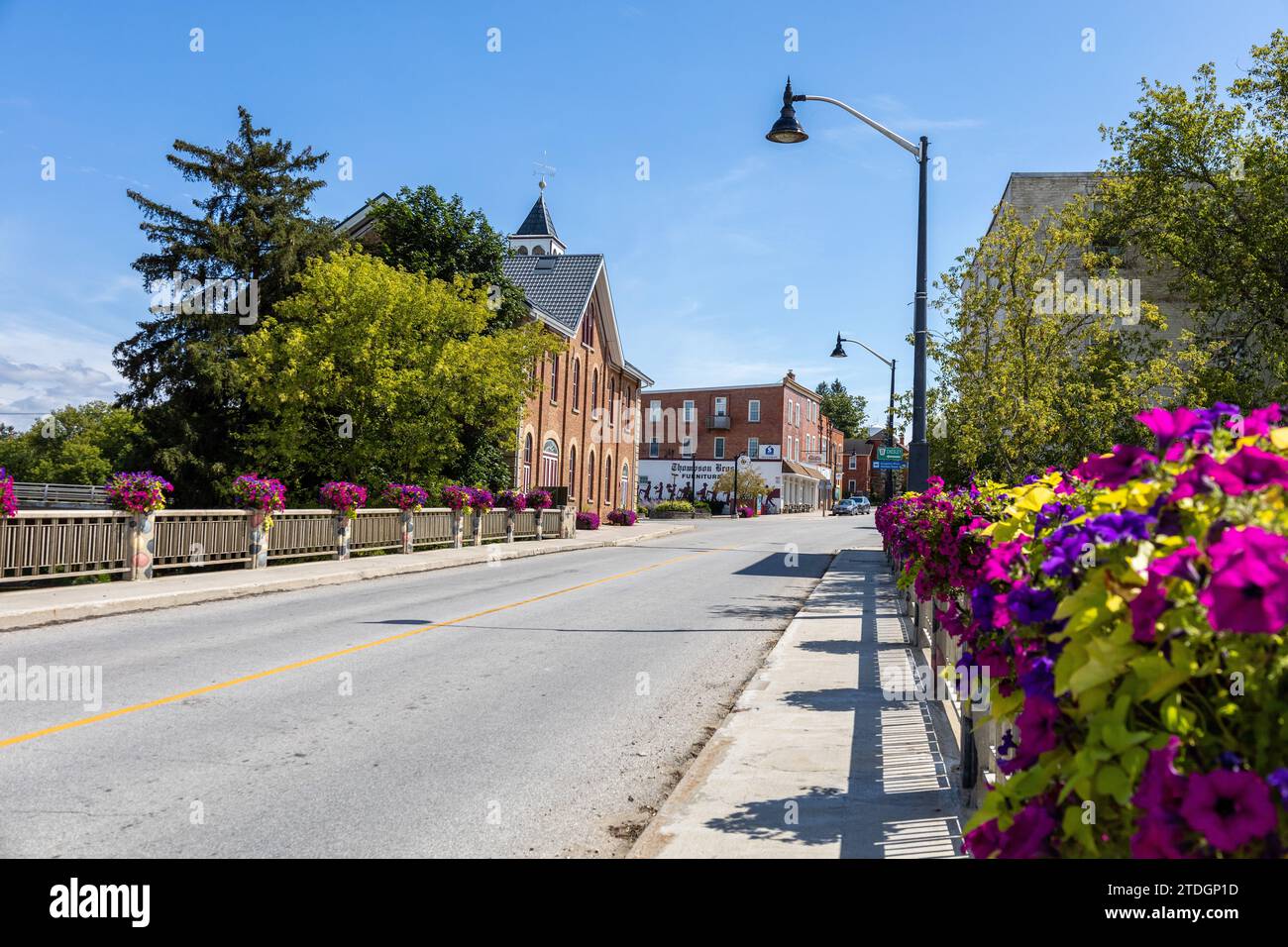 Paisley Town Hall visto dal ponte sul fiume Saugeen a Paisley, Ontario, Canada Foto Stock