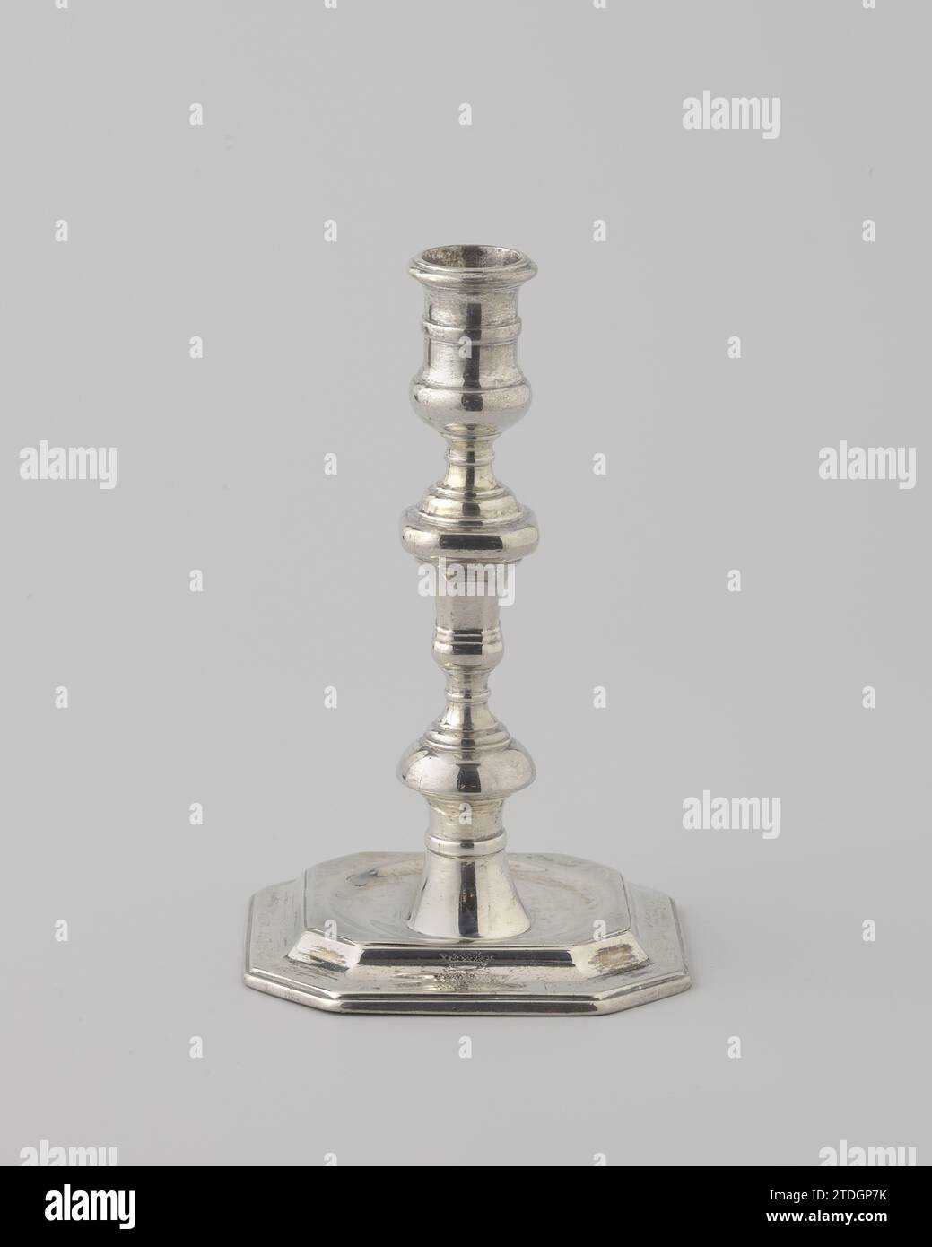 Candeliere con un'arma di alleanza incisa costituita da due scudi ovali in cui un'aquila a due teste coronata con fleuroni e foglie di trifoglio., anonimo, 1709 candeliere costituito da un piede, un tronco e un portacandele. Sul piede è incisa un'arma dell'alleanza, composta da due scudi ovali, ciascuno con un'aquila a due teste, coronata da tre fleuroni e due foglie di trifoglio. Marcato e datato. Candeliere per fusione/incisione in argento (metallo) dell'Aia composto da un piede, un tronco e un portacandele. Un'arma dell'alleanza è incisa sul piede, composta da due scudi ovali, ciascuno con due Foto Stock