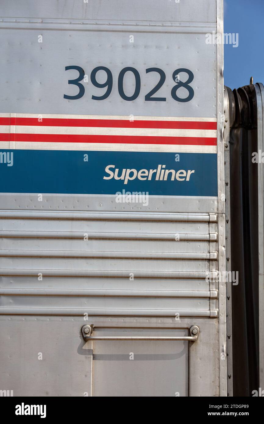Amtrak Superliner Railroad Passenger Car Sign on Vehicle 39028 Superliner è Un vagone ferroviario a due piani, 21 giugno 2023 Foto Stock