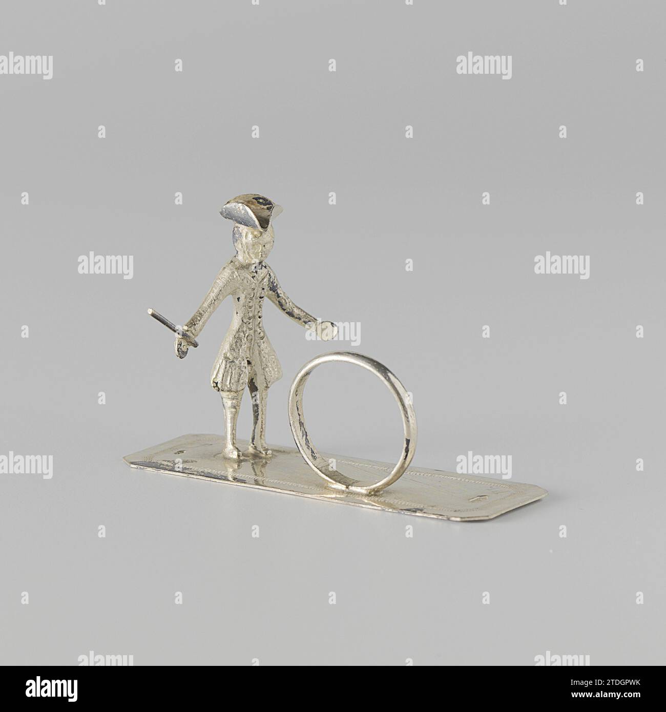 Ragazzo impazzito, W. Freen, c. 1856 - c. 1858 Un uomo è dietro un cerchio su un piatto allungato. Il ragazzo indossa un pungiglione e nella mano destra ha un bastone. La piastra ha una linea A ZIG-Zag incisa lungo il bordo. L'immagine è contrassegnata con una spada e un segno principale. Argento Dordrecht (metallo) Un uomo è dietro un cerchio su una piastra allungata. Il ragazzo indossa un pungiglione e nella mano destra ha un bastone. La piastra ha una linea A ZIG-Zag incisa lungo il bordo. L'immagine è contrassegnata con una spada e un segno principale. Argento Dordrecht (metallo) Foto Stock
