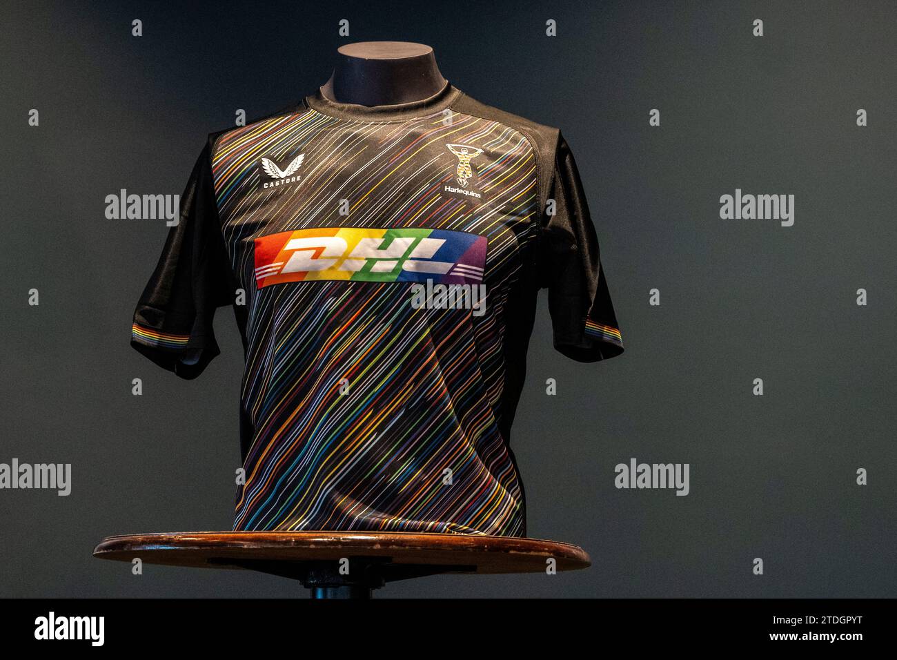 Harlequins lancia una nuova maglia Pride per promuovere l'inclusività con il CEO di Harlequins Laurie Dalrymple, il Principal Partner DHL EVP Engagement & Enablement, Rick Jackson, l'ex arbitro internazionale di rugby Nigel Owens e l'ex giocatore dell'Inghilterra e degli Harlequins, Ugo Monye. Foto Stock