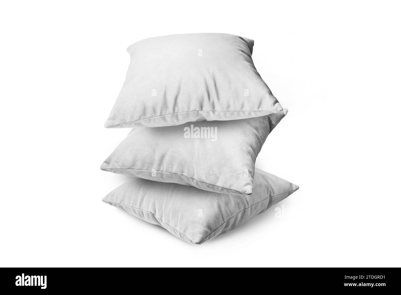 Pila di cuscini bianchi isolati su sfondo bianco. Pila di cuscini decorativi per dormire e riposare, interni domestici, arredamento della casa. Foto Stock
