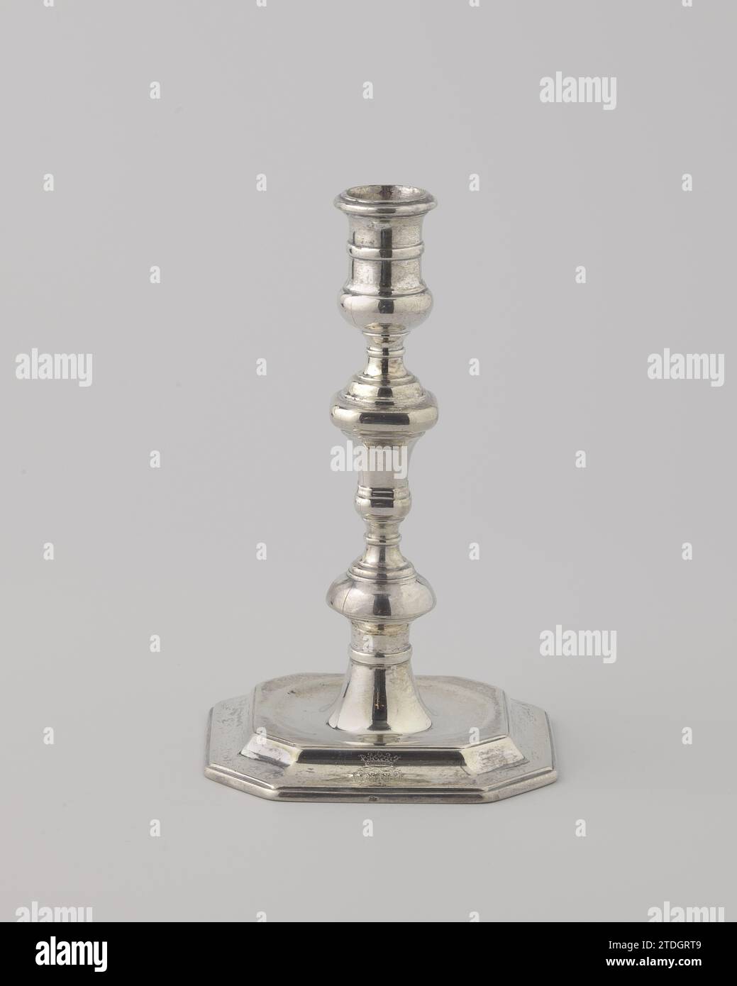 Candeliere con un'arma di alleanza incisa, costituita da due scudi ovali in cui un'aquila a due teste coronata con fleuroni e foglie di trifoglio., anonimo, 1709 candeliere costituito da un piede, un tronco e un portacandele. Sul piede è incisa un'arma dell'alleanza, composta da due scudi ovali, ciascuno con un'aquila a due teste, coronata da tre fleuroni e due foglie di trifoglio. Marcato e datato. Candeliere per fusione/incisione in argento (metallo) dell'Aia composto da un piede, un tronco e un portacandele. Un'arma dell'alleanza è incisa sul piede, composta da due scudi ovali, ciascuno con una TW Foto Stock