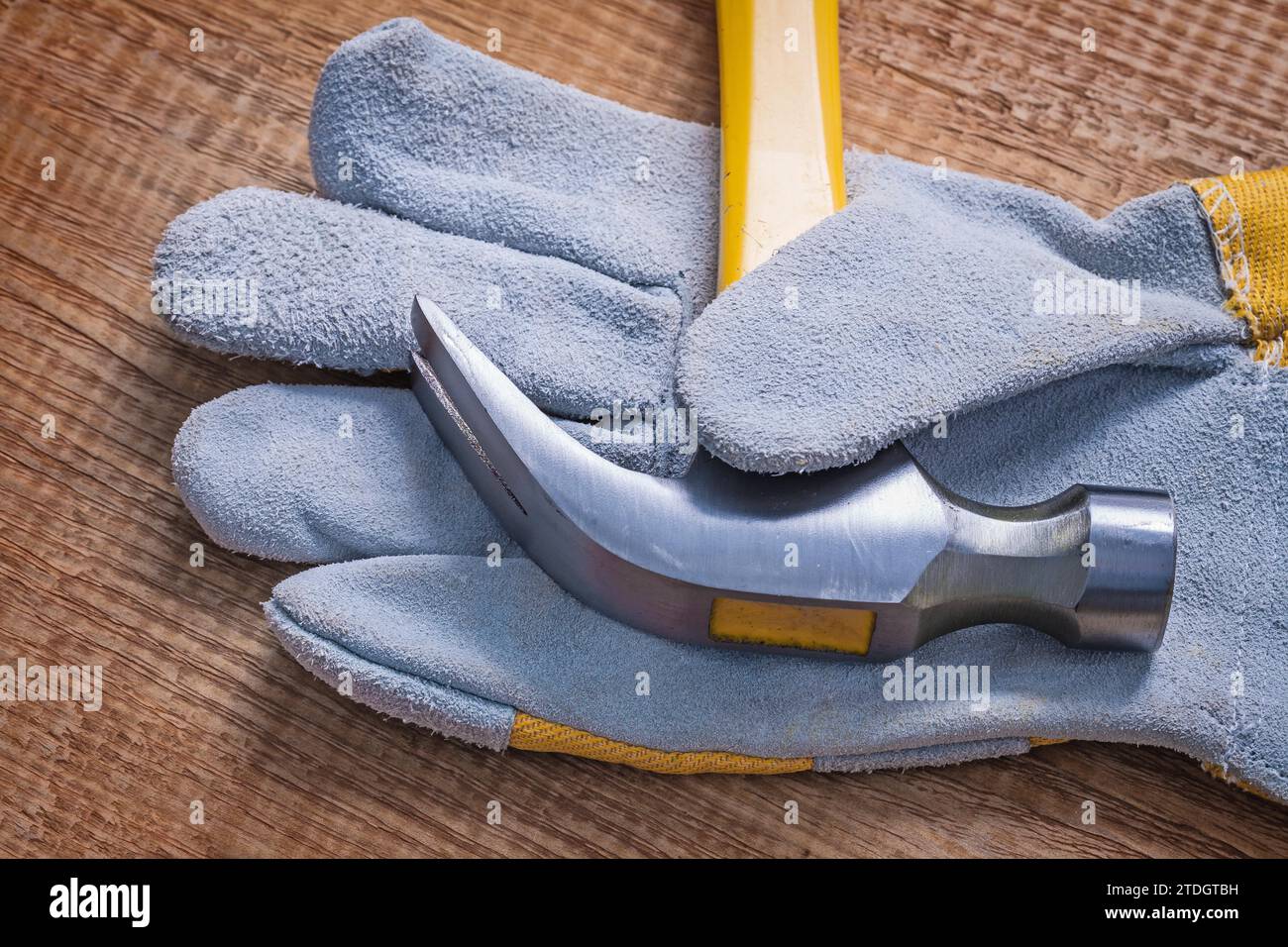 Martello a artiglio su guanto in primo piano Foto Stock