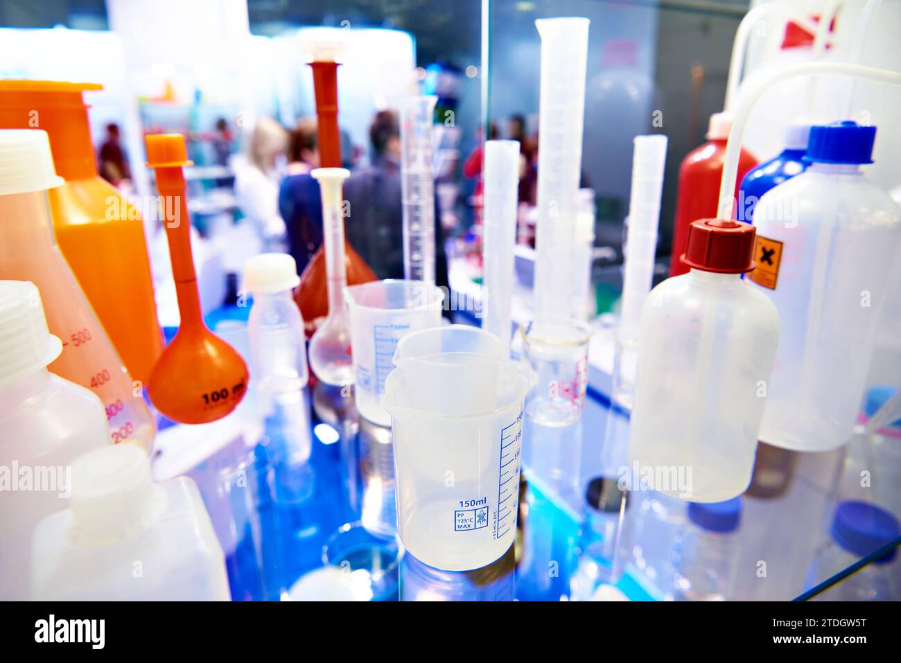 Capsule, flaconi, vaschette e matracci da laboratorio in vetro e plastica Foto Stock