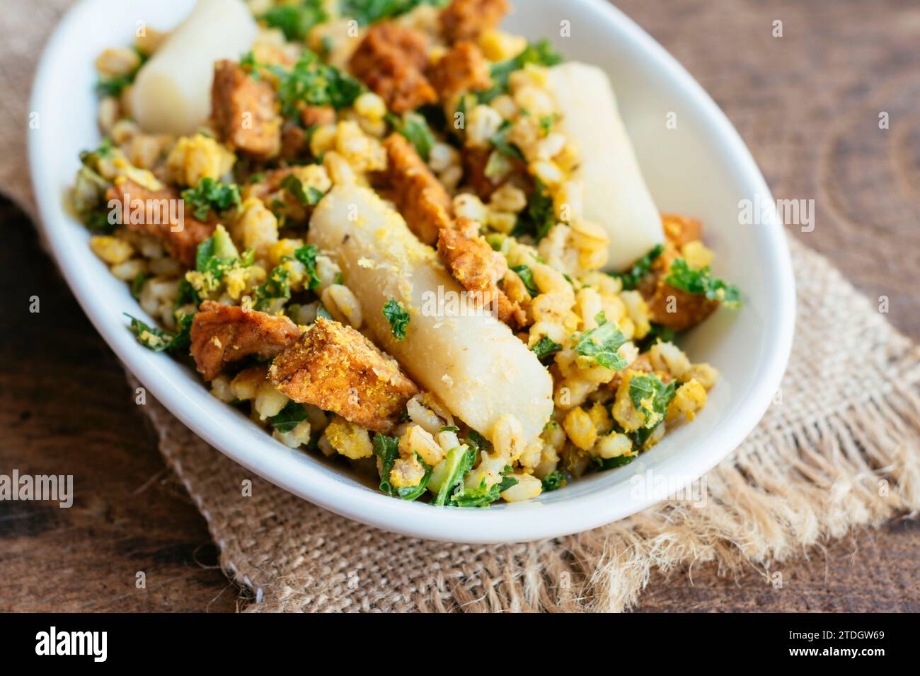 Salsefrica con orzo perlato, Kale e piccante pezzi di tofu Foto Stock