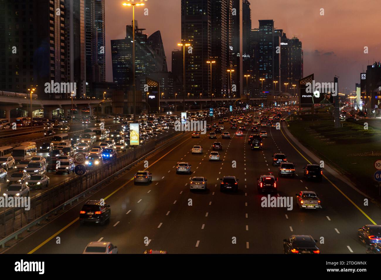 Dubai, Emirati Arabi Uniti. 18 dicembre 2023. Il traffico è visibile sulla strada principale della città di Dubai, Sheikh Zayed Road. Credito: Dominika Zarzycka/Alamy Live News Foto Stock