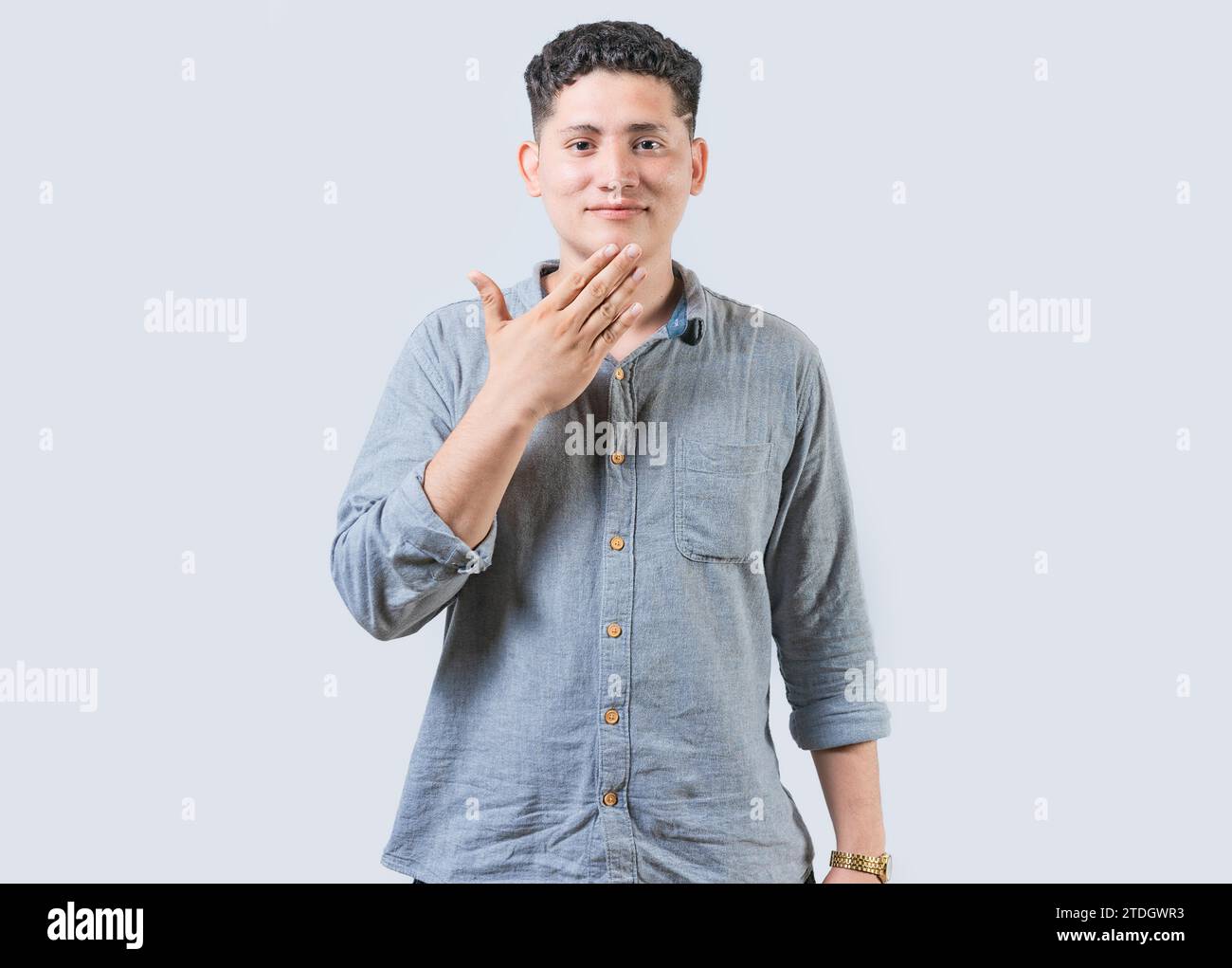 Uomo che fa gesto di RINGRAZIAMENTO nel linguaggio dei segni isolato. Persone che mostrano un gesto di RINGRAZIAMENTO nel linguaggio dei segni. Concetto di comunicazione non verbale Foto Stock