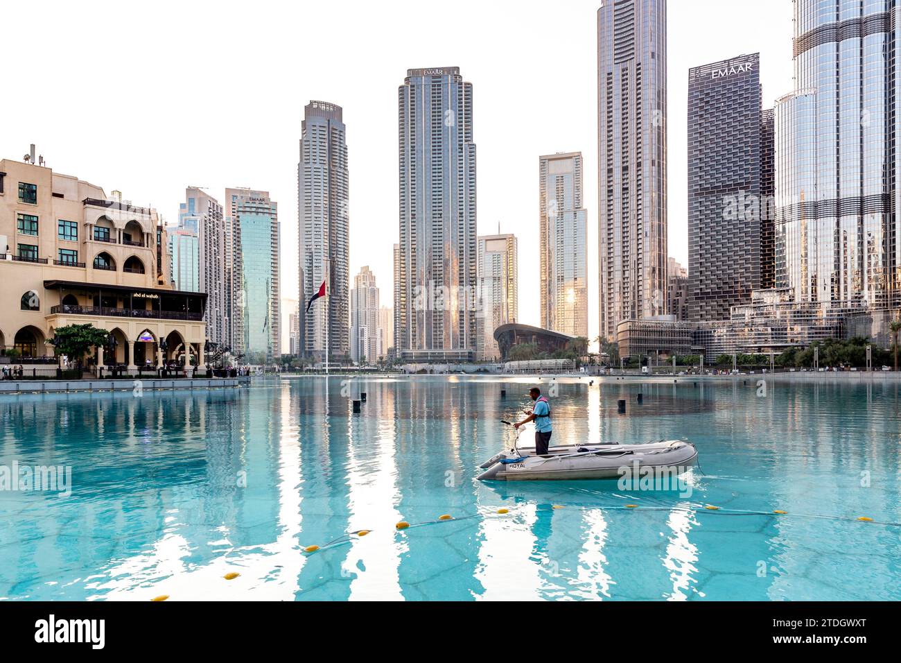 Dubai, Emirati Arabi Uniti. 18 dicembre 2023. Un uomo fa un giro in barca sulle acque della Fontana di Dubai di fronte all'architettura moderna del centro di Dubai in un caldo giorno di dicembre. Credito: Dominika Zarzycka/Alamy Live News Foto Stock