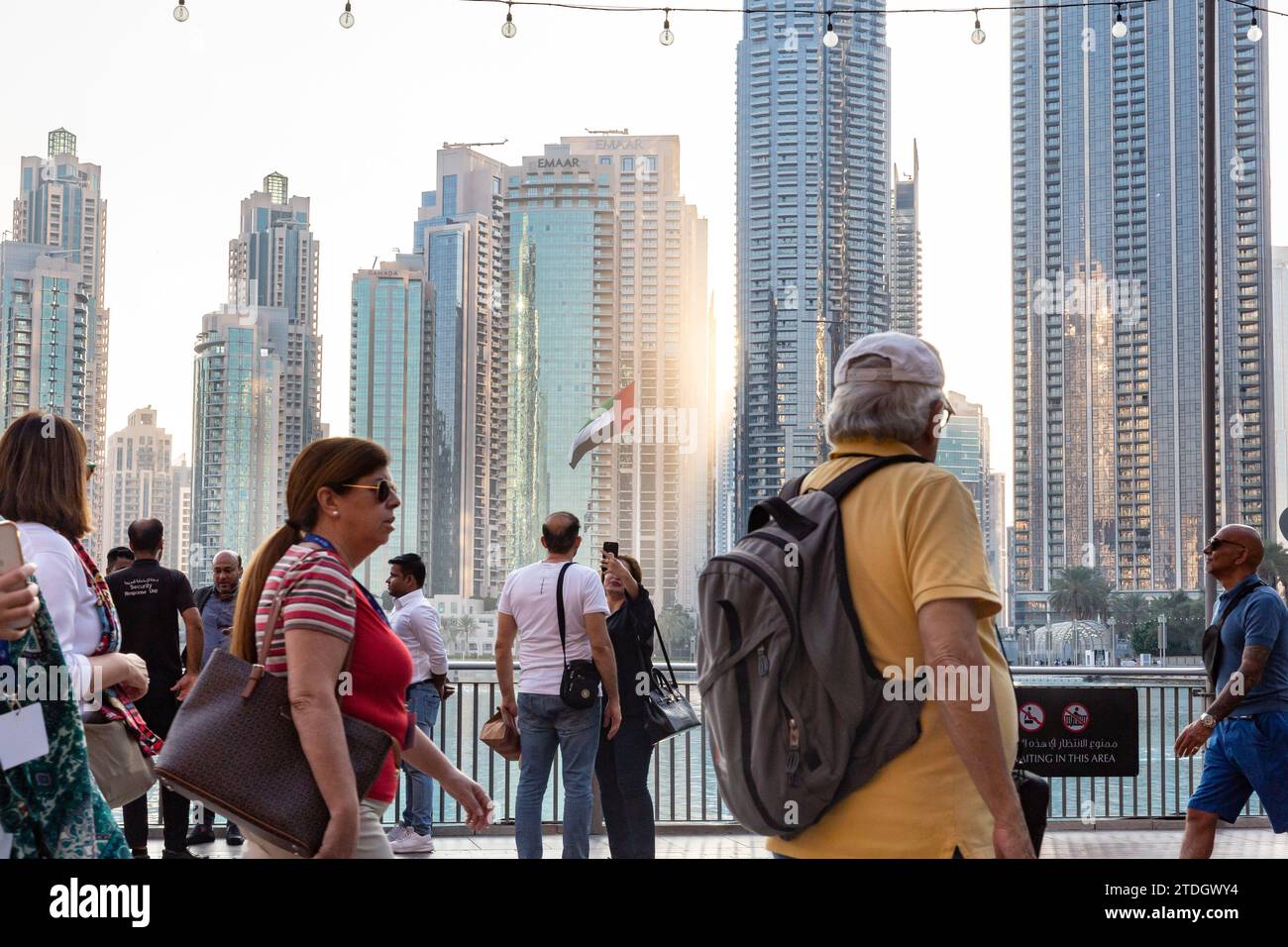 Dubai, Emirati Arabi Uniti. 18 dicembre 2023. I turisti scattano una foto contro l'architettura moderna nel centro di Dubai in un caldo giorno di dicembre. Credito: Dominika Zarzycka/Alamy Live News Foto Stock