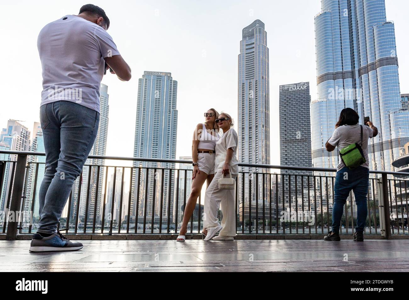 Dubai, Emirati Arabi Uniti. 18 dicembre 2023. I turisti scattano una foto contro l'architettura moderna, incluso il Burj Khalifa nel centro di Dubai in un caldo giorno di dicembre. Credito: Dominika Zarzycka/Alamy Live News Foto Stock