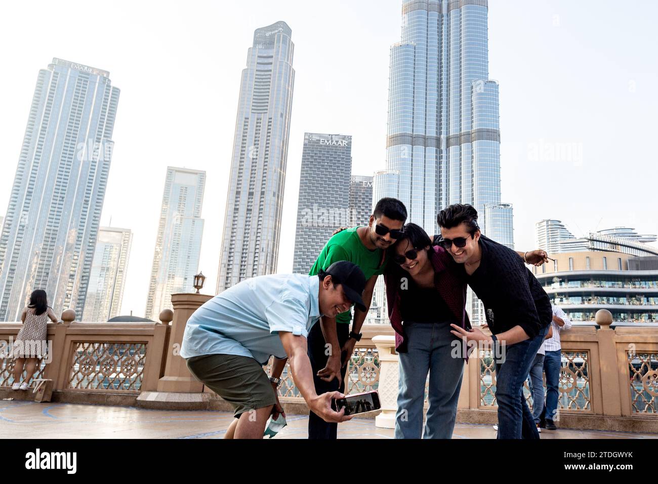 Dubai, Emirati Arabi Uniti. 18 dicembre 2023. I turisti scattano una foto contro l'architettura moderna, incluso il Burj Khalifa nel centro di Dubai in un caldo giorno di dicembre. Credito: Dominika Zarzycka/Alamy Live News Foto Stock