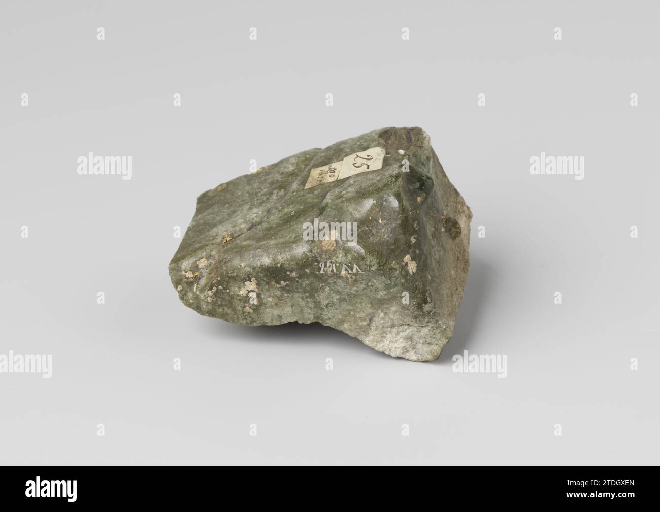 Un pezzo di mattone, parzialmente smaltato, prima del 1421 Un pezzo di mattone, parzialmente smaltato. Mattoni (prodotto in argilla) Un pezzo di mattone, parzialmente smaltato. mattoni (prodotti in argilla) Foto Stock