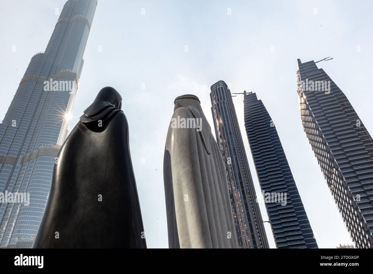 Dubai, Emirati Arabi Uniti. 18 dicembre 2023. Una scultura "insieme" di Lufti Romhein è vista contro l'architettura moderna, tra cui il Burj Khalifa nel centro di Dubai, Emirati Arabi Uniti, in una calda mattinata. Credito: Dominika Zarzycka/Alamy Live News Foto Stock