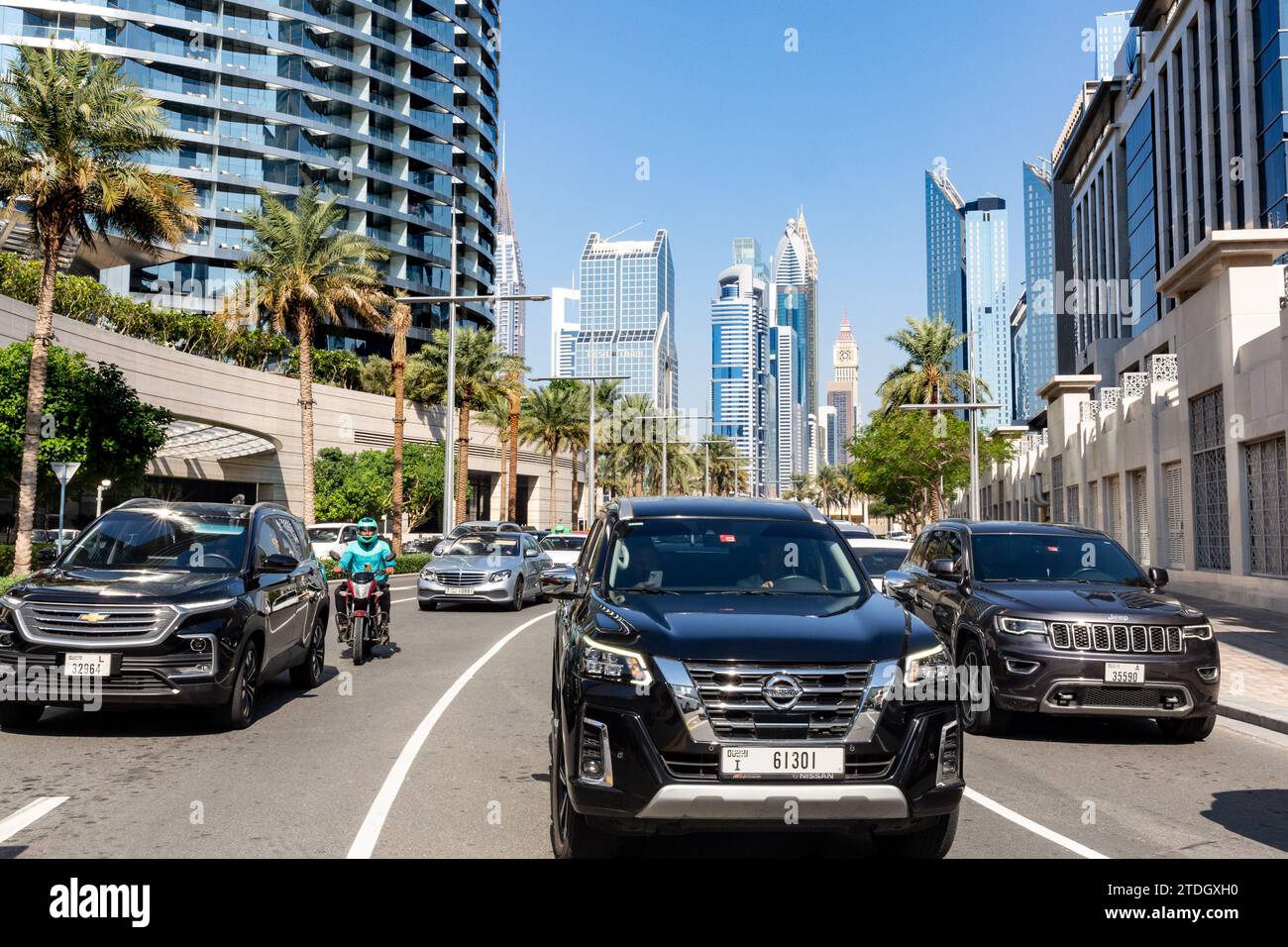 Dubai, Emirati Arabi Uniti. 18 dicembre 2023. Auto e architettura moderna si vedono nel centro di Dubai, negli Emirati Arabi Uniti in una calda mattinata. Credito: Dominika Zarzycka/Alamy Live News Foto Stock