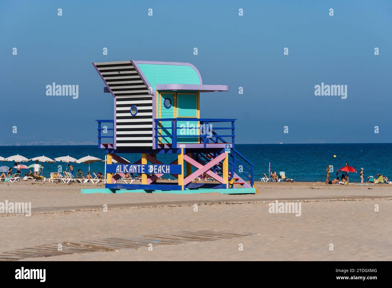 Alicante, Spagna - 13 ottobre 2023: Rifugio Bay Watchers sulla spiaggia di San Juan Foto Stock