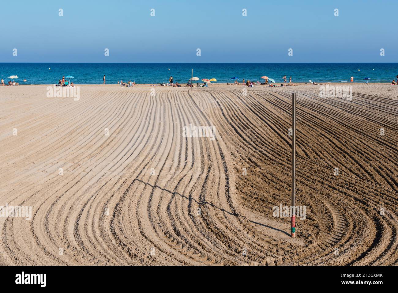 Alicante, Spagna - 13 ottobre 2023: Solchi nella sabbia da canestro di pulizia della sabbia nella spiaggia di San Juan Foto Stock