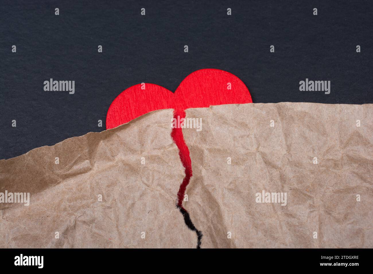 Cuore con carta strappata per il simbolo di concetto di cura dell'amore Foto Stock