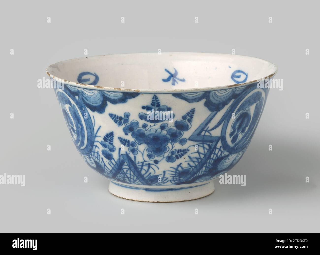 Vieni, dipinto con decorazioni floreali in blu, anonimo, c. 1720 - c. 1760 provengono da Blauw Delft, di forma e decorazioni grossolane, che consistono in grandi fiori e uno pneumatico a zig-zag rettilineo. Delft. Provengono da Blauw Delft, forma e decorazioni grossolane, che consistono in grandi fiori e uno pneumatico dritto a zig-zag. Delft. Foto Stock
