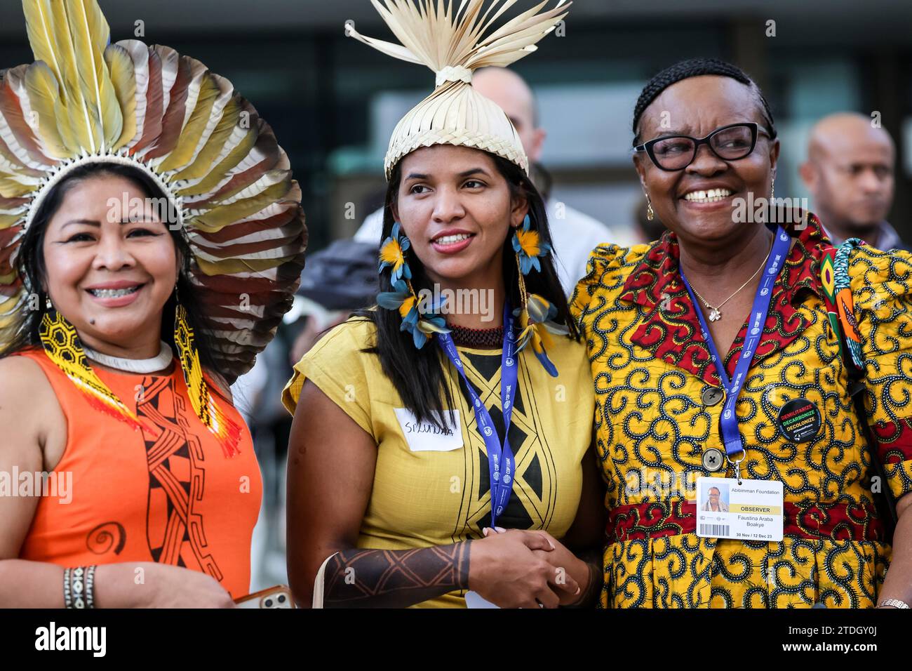Dubai. Emirati Arabi Uniti, 1 dicembre 2023. I partecipanti indigeni arrivano per la COP28, conferenza ONU sui cambiamenti climatici, tenuta dall'UNFCCC nel Dubai Exhibition Center. COP28, in programma dal 30 novembre al 12 dicembre, si concentra su come particolari nazioni hanno gestito la realizzazione dei suoi obiettivi climatici. La Conferenza di Dubai si concentra anche sulle comunità più vulnerabili e sul Fondo per perdite e danni. Credito: Dominika Zarzycka/Alamy Foto Stock