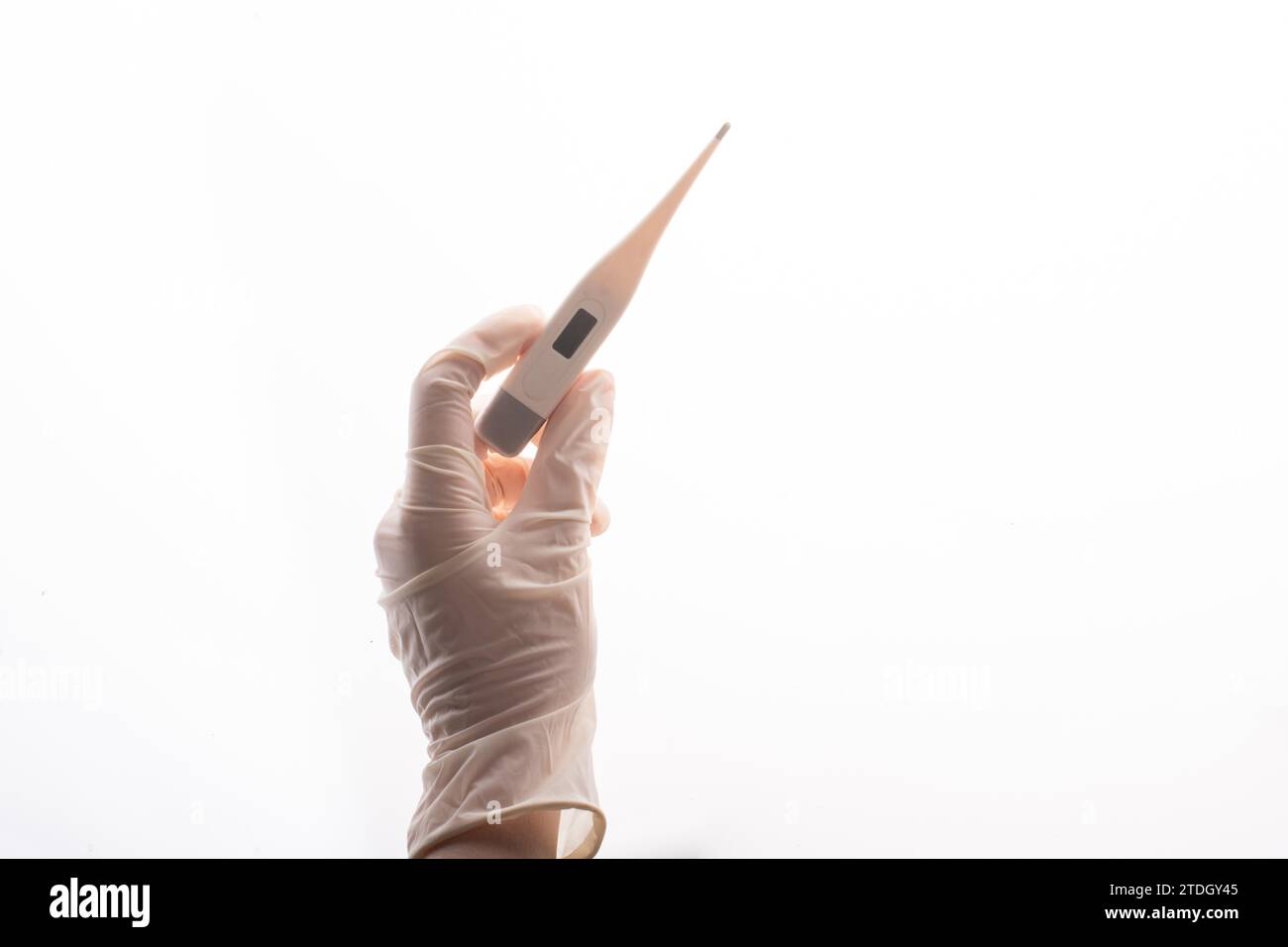Misurazione della temperatura della febbre. con termometro. Concetto di pandemia mondiale Foto Stock
