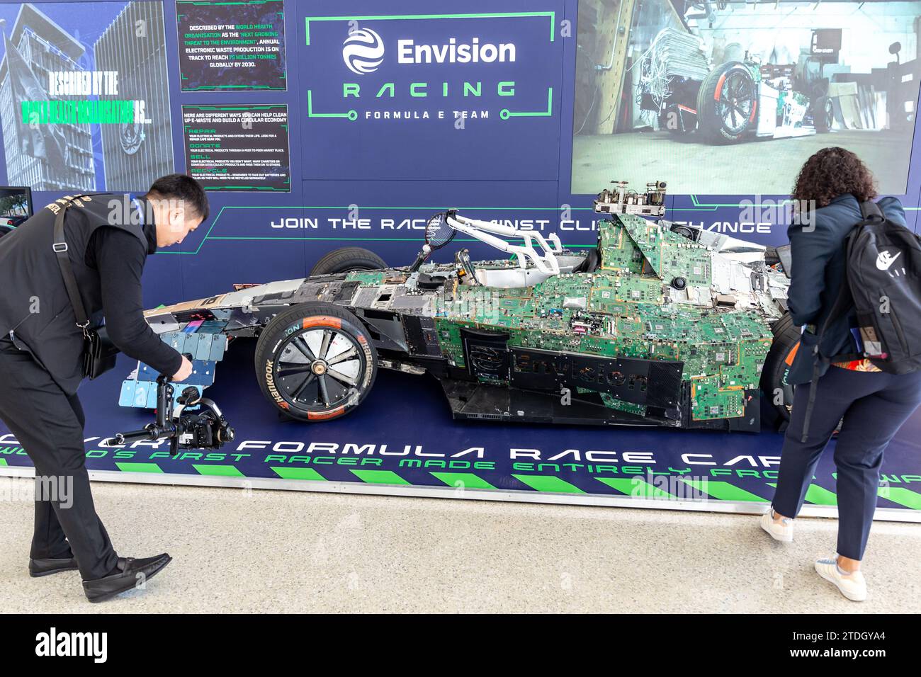 Dubai. Emirati Arabi Uniti, 1 dicembre 2023. L'auto da corsa Formula ArtWork è visibile durante la COP28, conferenza ONU sui cambiamenti climatici, tenuta dall'UNFCCC nel Dubai Exhibition Center. COP28, in programma dal 30 novembre al 12 dicembre, si concentra su come particolari nazioni hanno gestito la realizzazione dei suoi obiettivi climatici. La Conferenza di Dubai si concentra anche sulle comunità più vulnerabili e sul Fondo per perdite e danni. Credito: Dominika Zarzycka/Alamy Foto Stock