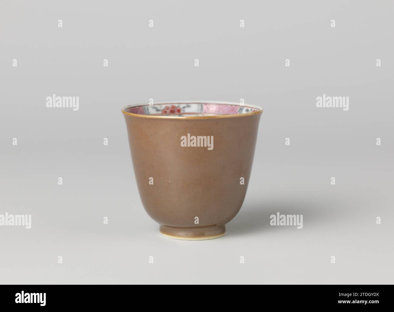 Coppa con spray floreali pendenti e glassa marrone, anonima, c. 1740 - c. 1760 testa di porcellana a forma di campana, ricoperta da uno smalto marrone e dipinta sullo smalto con blu, rosso, rosa, verde, nero e oro. L'esterno della testa è ricoperto da uno smalto marrone scuro; sul bordo interno un servetwork di pneumatici intervallato da un ramo di fiori in un cartiglio, un ramo di fiori appeso sotto questo pneumatico, un ramo di fiori sul fondo. Rosa Famle marrone monocromatico. Porcellana cinese. glassa. Pittura in oro (metallo) / doratura / vitrificazione testa a campana di porcellana, ricoperta di smalto marrone e vernice Foto Stock