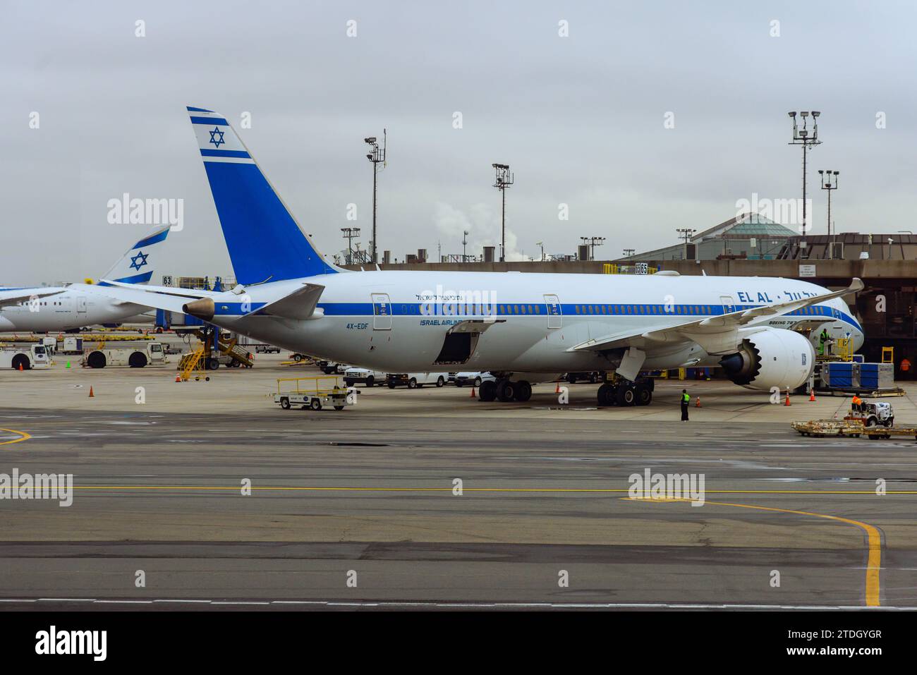 30 ottobre 2023 EWR Airport Newark NJ USA un aereo Israel Airlines si prepara nei terminal EWR Newark Airport Foto Stock