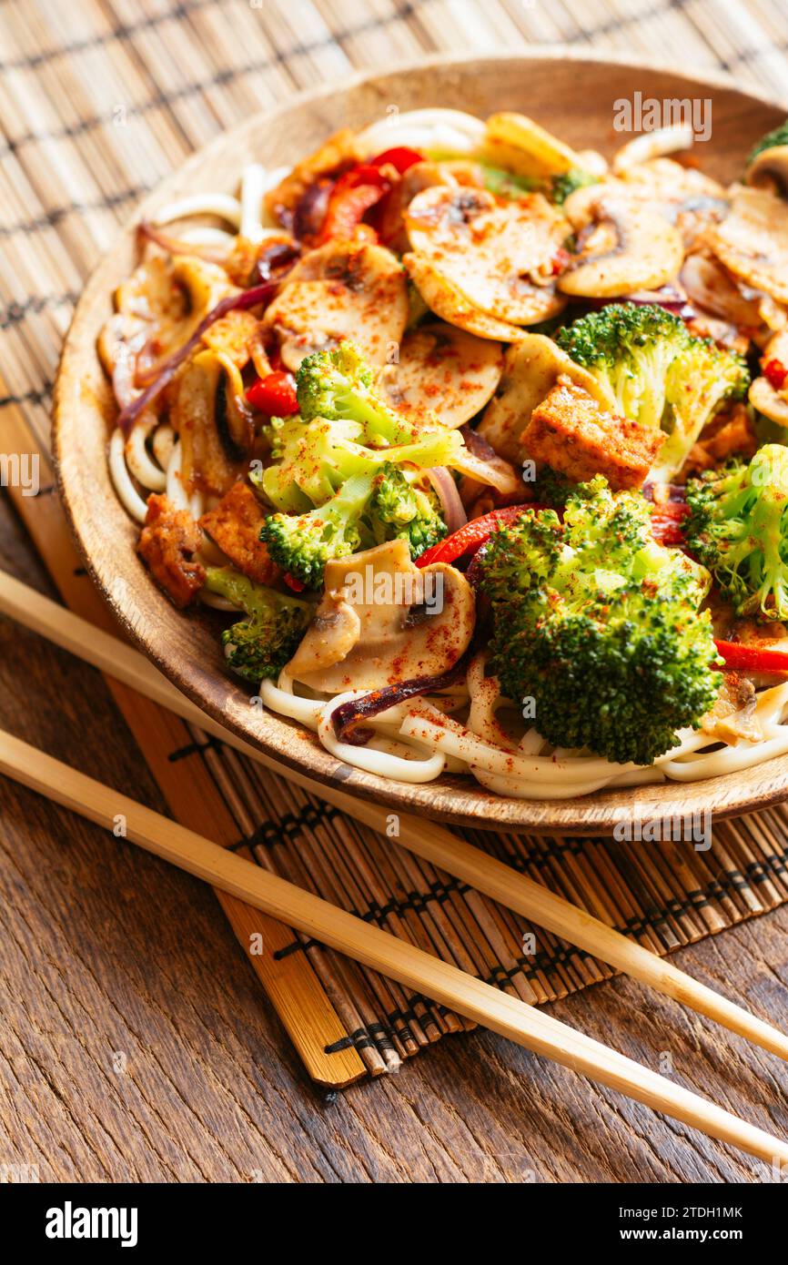 Mescolare le verdure fritte con gli Udon Noodles Foto Stock