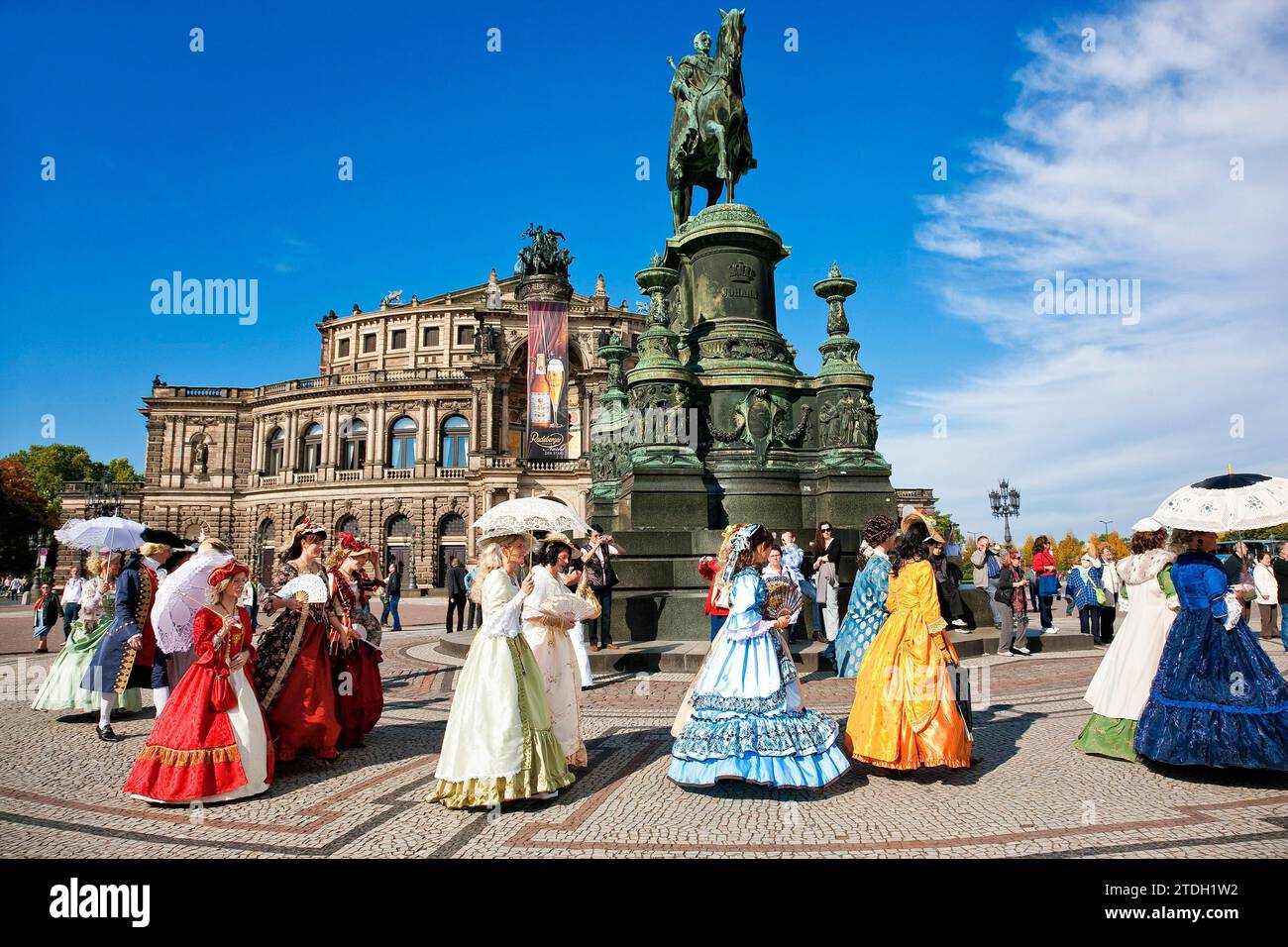 Artisti barocchi nella piazza del teatro di Dresda di fronte al Semperoper. Zwinger, la tradizione dei festeggiamenti passati e delle cerimonie di corte al Foto Stock