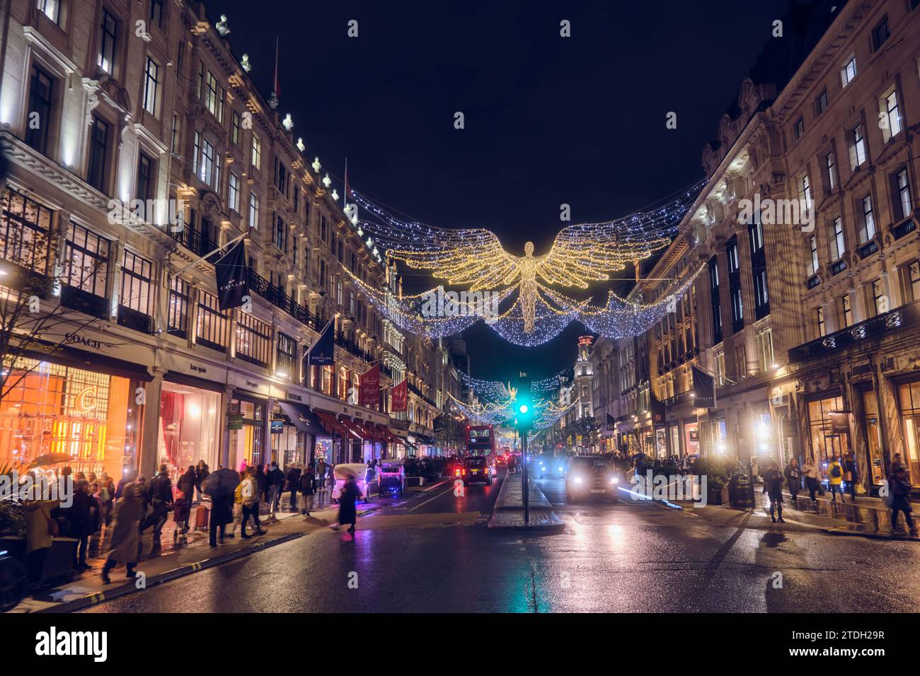 Londra, Regno Unito - 16 novembre 2023: Luci natalizie "The Spirit of Christmas" che costeggiano Regent's Street di notte. Foto Stock