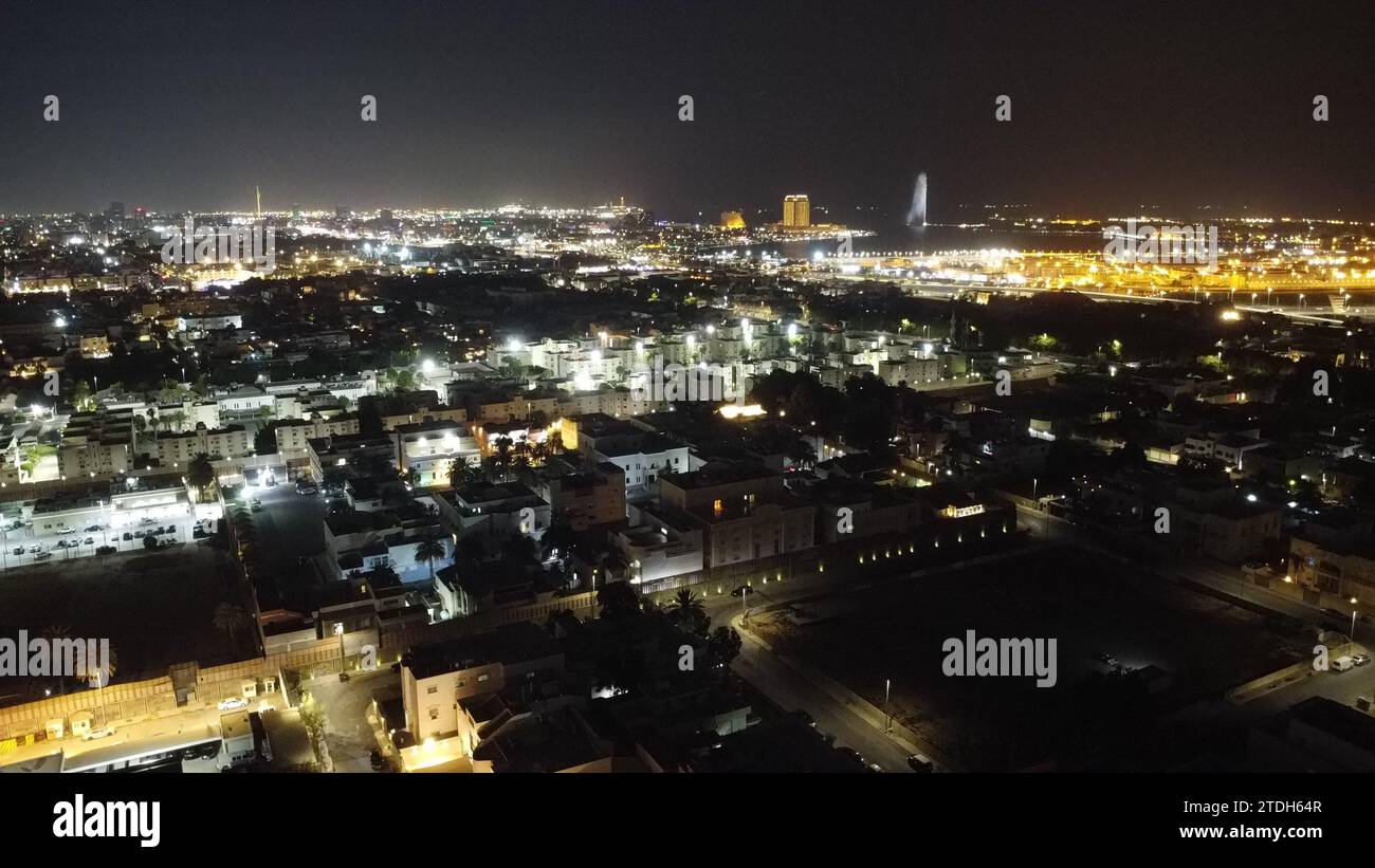 La fontana d'acqua più alta del mondo di notte oscura gli edifici alti nelle vicinanze Foto Stock