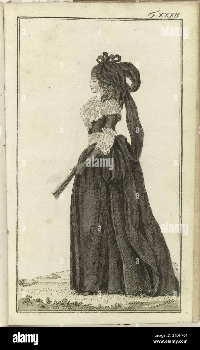 Journal of Luxury and Fashion 1786, volume i, T. 32, Friedrich Justin Bertuch, 1786 Berlin Woman, vestito con abiti in lutto per il lutto di secondo grado (che dura sei mesi). Indossa una levite nera con maniche e un fichu di crepe bianca. Un'ampia fascia di crepe bianca intorno ai mezzi. Sulla testa una "fortuna" di tessuto nero. Guanti lunghi neri. Una ventola sigillata scura in mano. Stampa dalla rivista di moda Journal des Luxus und der Moden, pubblicata da Friedrich Justin Bertuch e Georg Melchior Kraus, Weimar, 1786-1826. Donna berlinese con incisione di carta Weimar, vestita con abiti in lutto Foto Stock