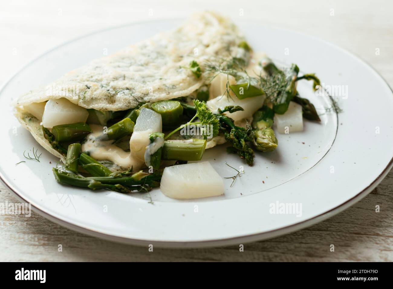 Crepes con mandrie di primavera e Asparagi Foto Stock