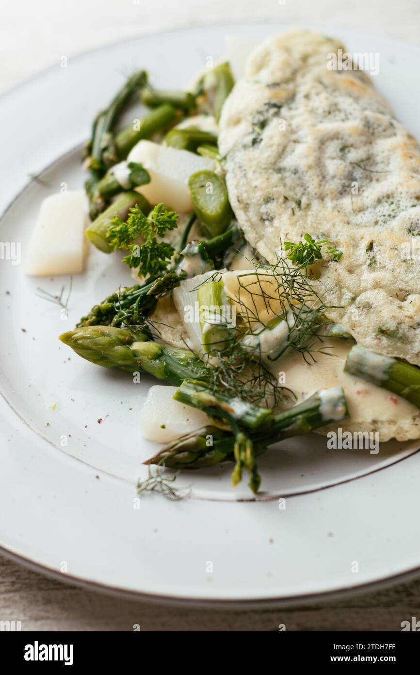 Crepes con mandrie di primavera e Asparagi Foto Stock