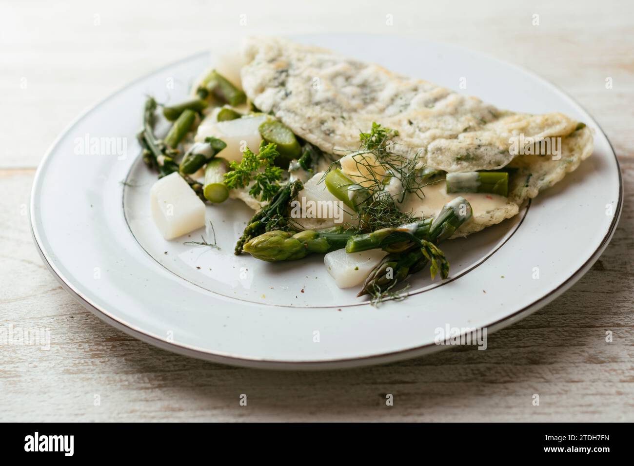 Crepes con mandrie di primavera e Asparagi Foto Stock