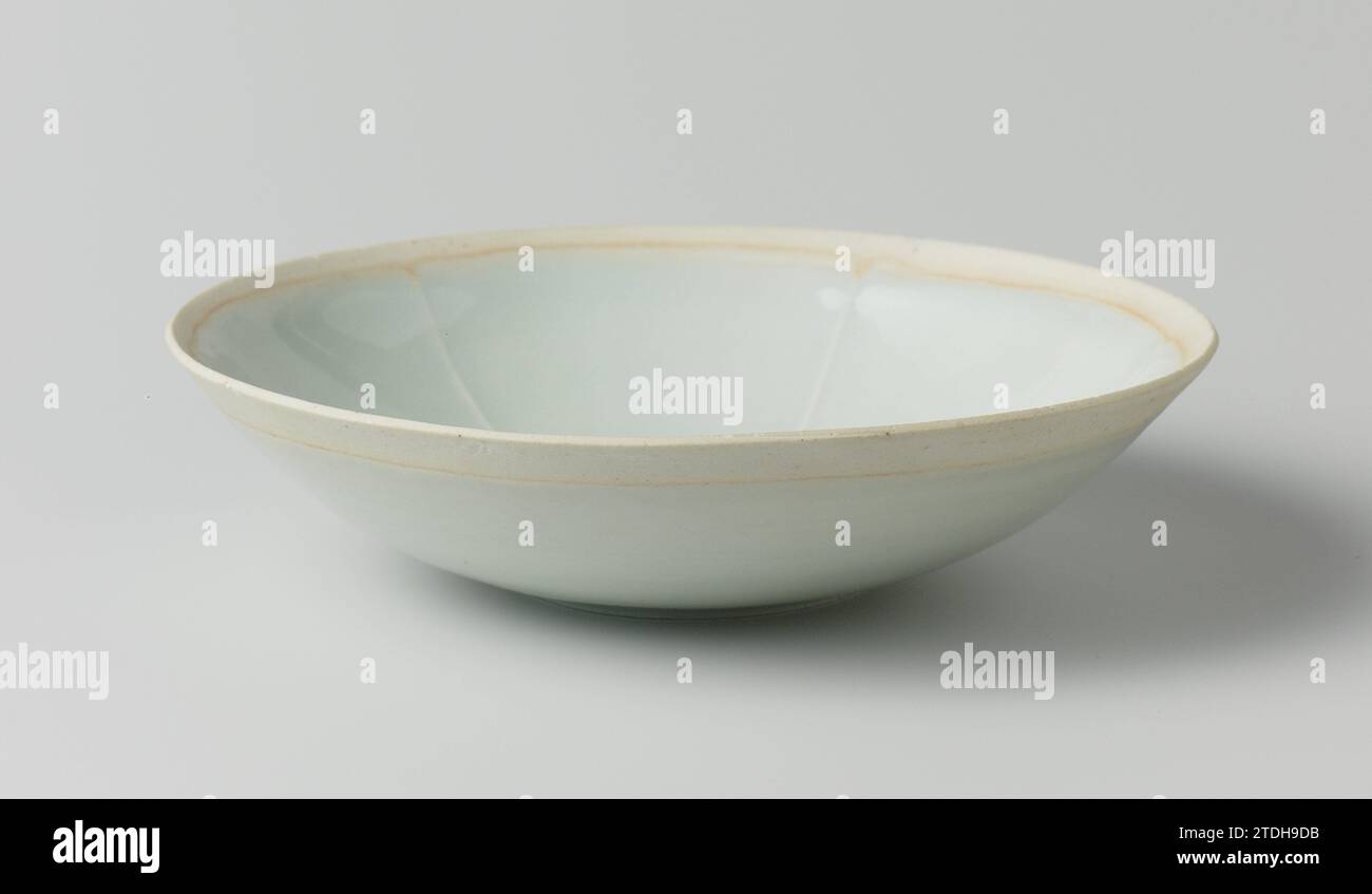 Ciotola con pesce inciso tra le onde, anonimo, c. 1127 - c. 1279 ciotola poco profonda di gres, ricoperta da uno smalto trasparente con una tonalità azzurra. Sul terreno un medaglione contenente una decorazione d'ingresso di due pesci tra le onde; la parete interna è divisa in sei soggetti separati da costole. Il bordo è non smaltato. Qingbai. Gres porcellanato. Ciotola in gres con incisione/vetrificazione superficiale ricoperta da smalto trasparente di colore azzurro. Sul terreno un medaglione contenente una decorazione d'ingresso di due pesci tra le onde; la parete interna è divisa in sei soggetti separati da costole Foto Stock