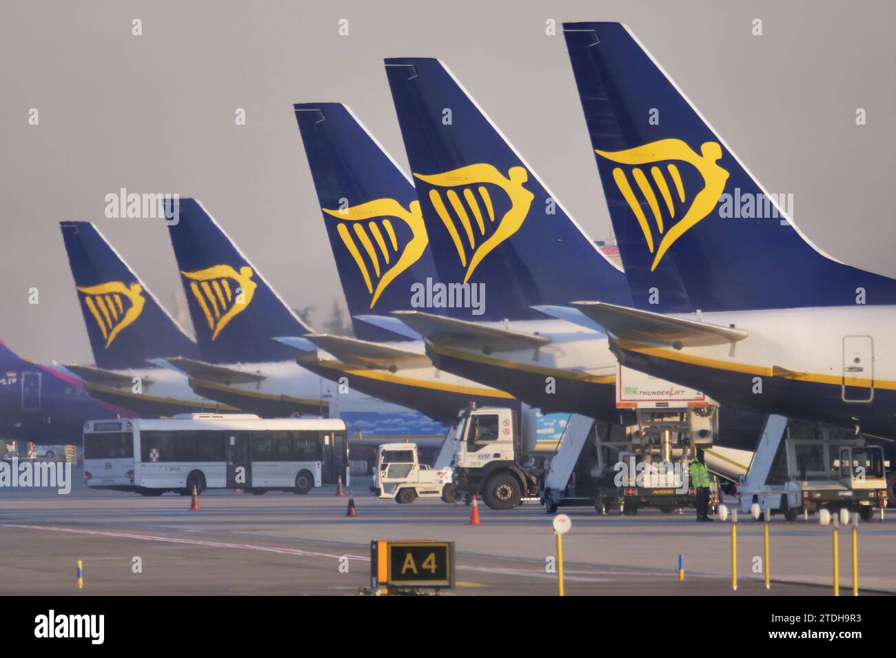 Orio al serio, . 18 dicembre 2023. Ryanair decolla (sul mercato azionario) con un addio al basso costo. E ora è pronto un bonus record di 100 milioni di euro per il CEO o'Leary Credit: Independent Photo Agency/Alamy Live News Foto Stock