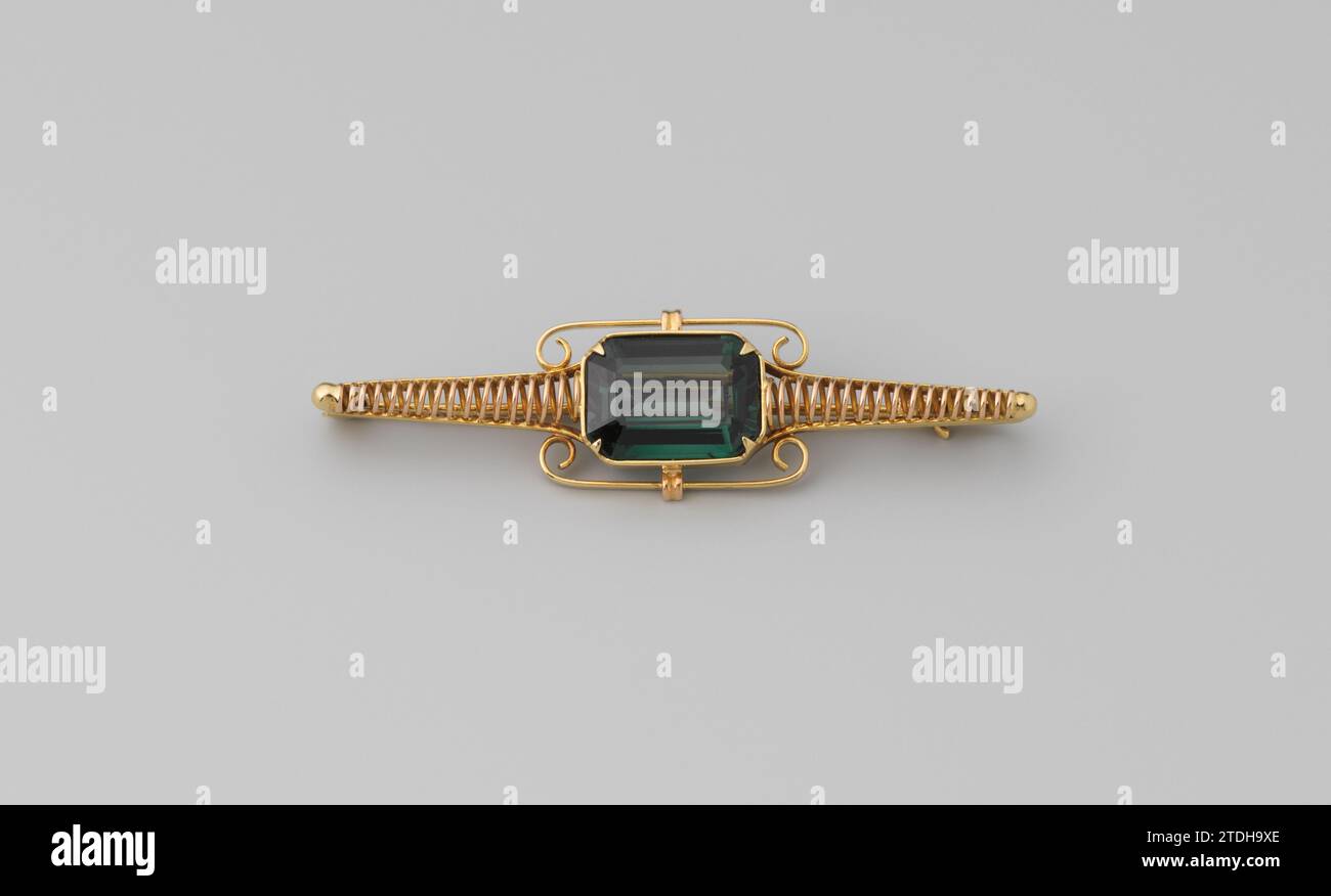 Brochette d'oro in rosso e giallo con vetro verde, c. 1950 - c. 1953 Brochette in oro con vetro verde con chiusura a gancio. Il filo metallico è in oro rosso e l'altro in oro è giallo. Oro Hilversum (metallo). Brochette di vetro in oro con vetro verde con chiusura a gancio. Il filo metallico è in oro rosso e l'altro in oro è giallo. Oro Hilversum (metallo). vetro Foto Stock