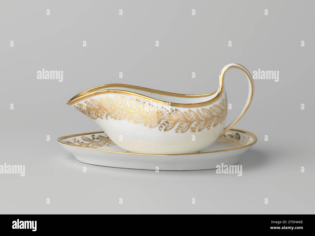 Lotto di tre piatti moderni in ceramica, un vaso e una lampada