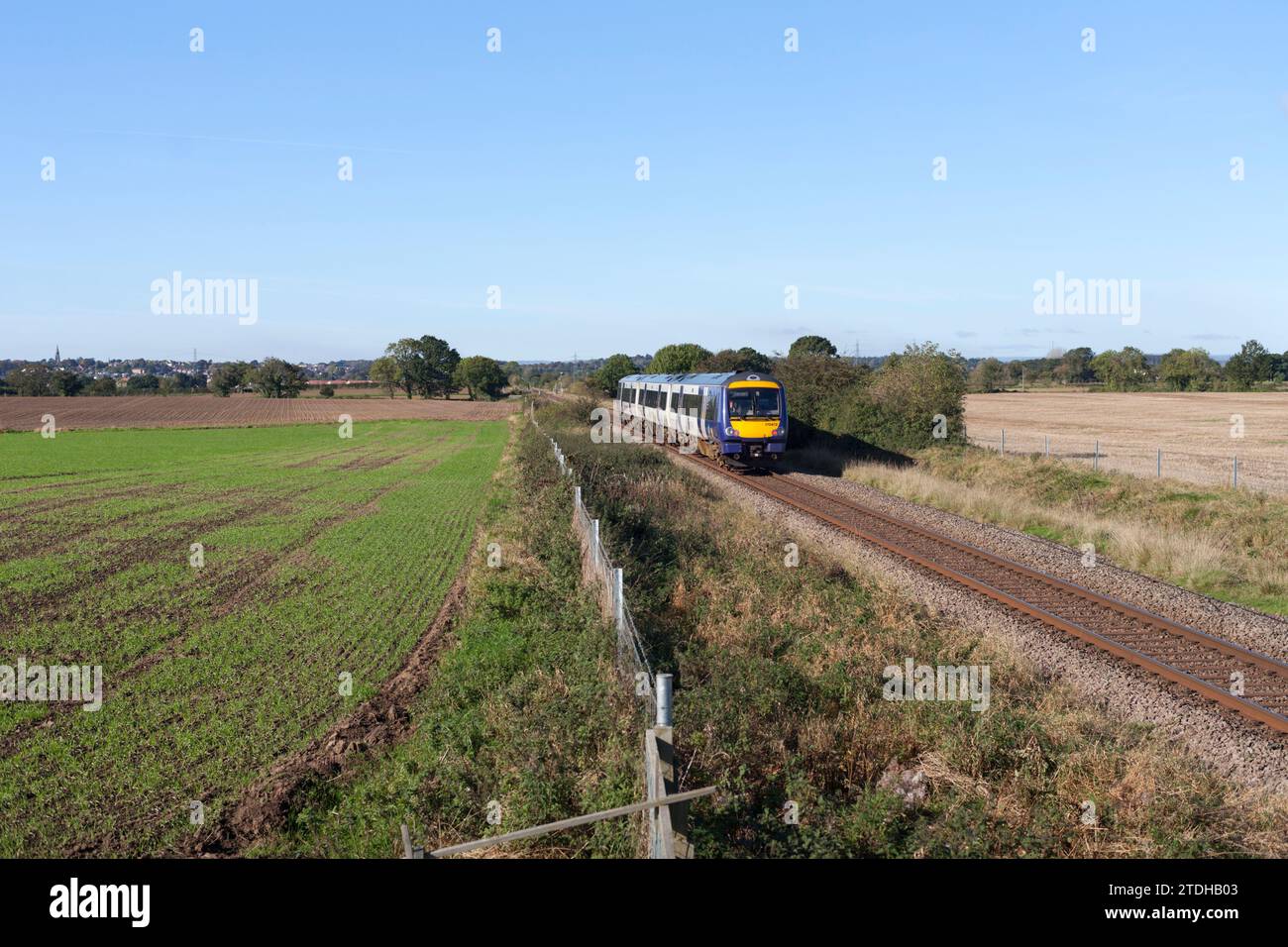 Treno TurboStar classe 170 della Northern Rail che passa attraverso la campagna dello Yorkshire, Regno Unito, sulla linea a circuito singolo di Harrogate Foto Stock