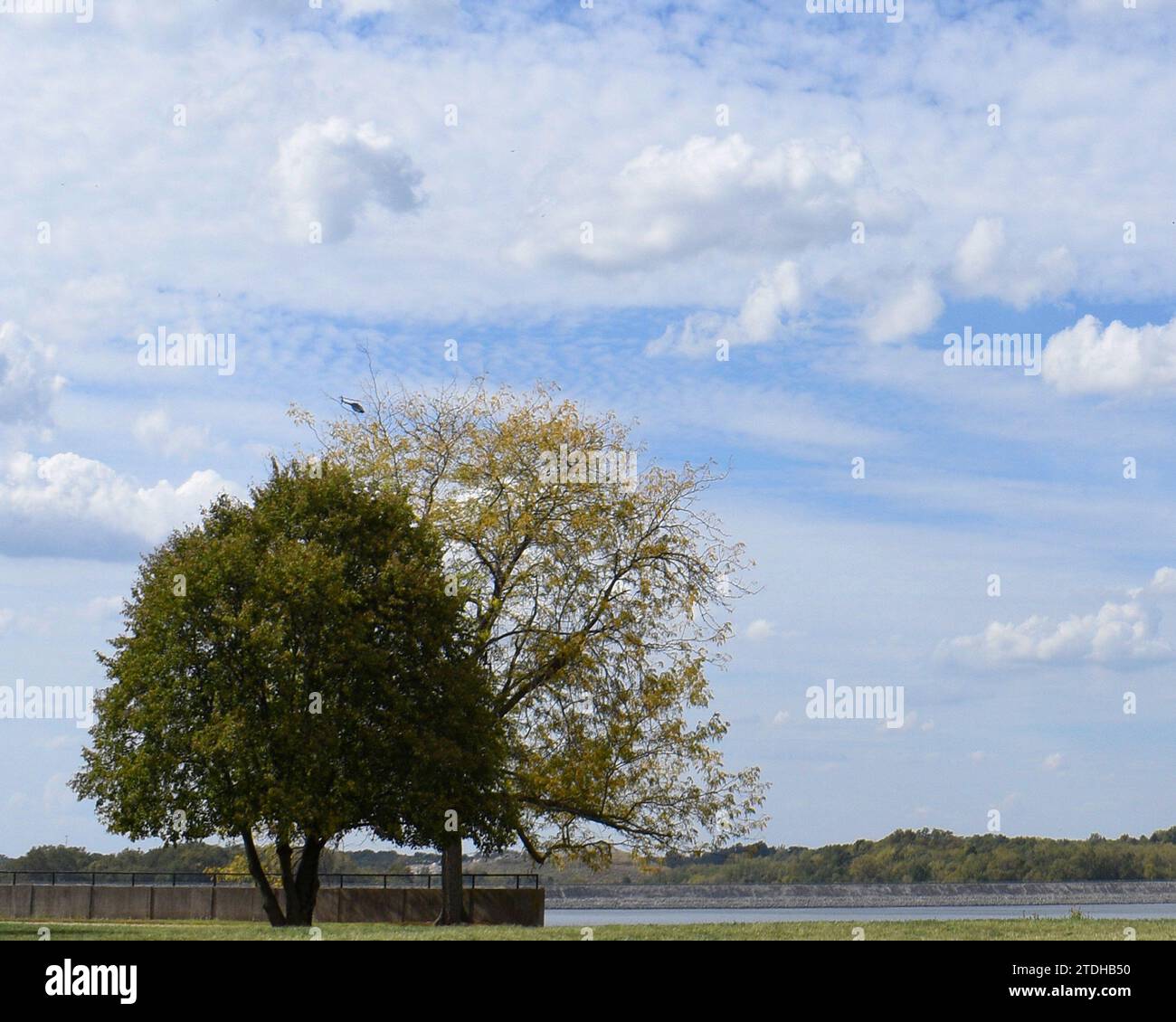 Immagine di un elicottero distante sopra il battistrada Foto Stock