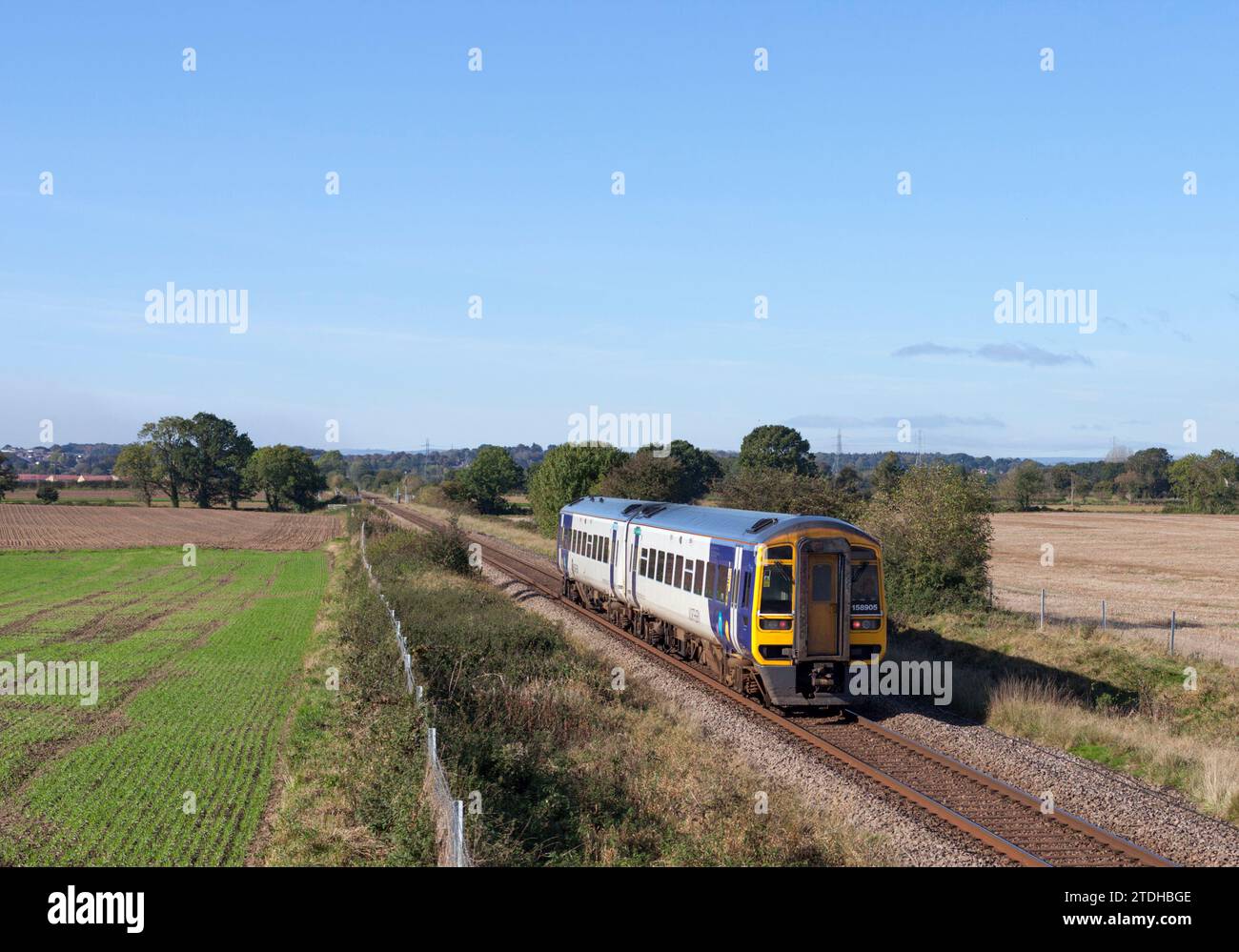 Treno della Northern Rail classe 158 DMU che passa attraverso la campagna dello Yorkshire, Regno Unito, sulla linea a circuito singolo di Harrogate Foto Stock