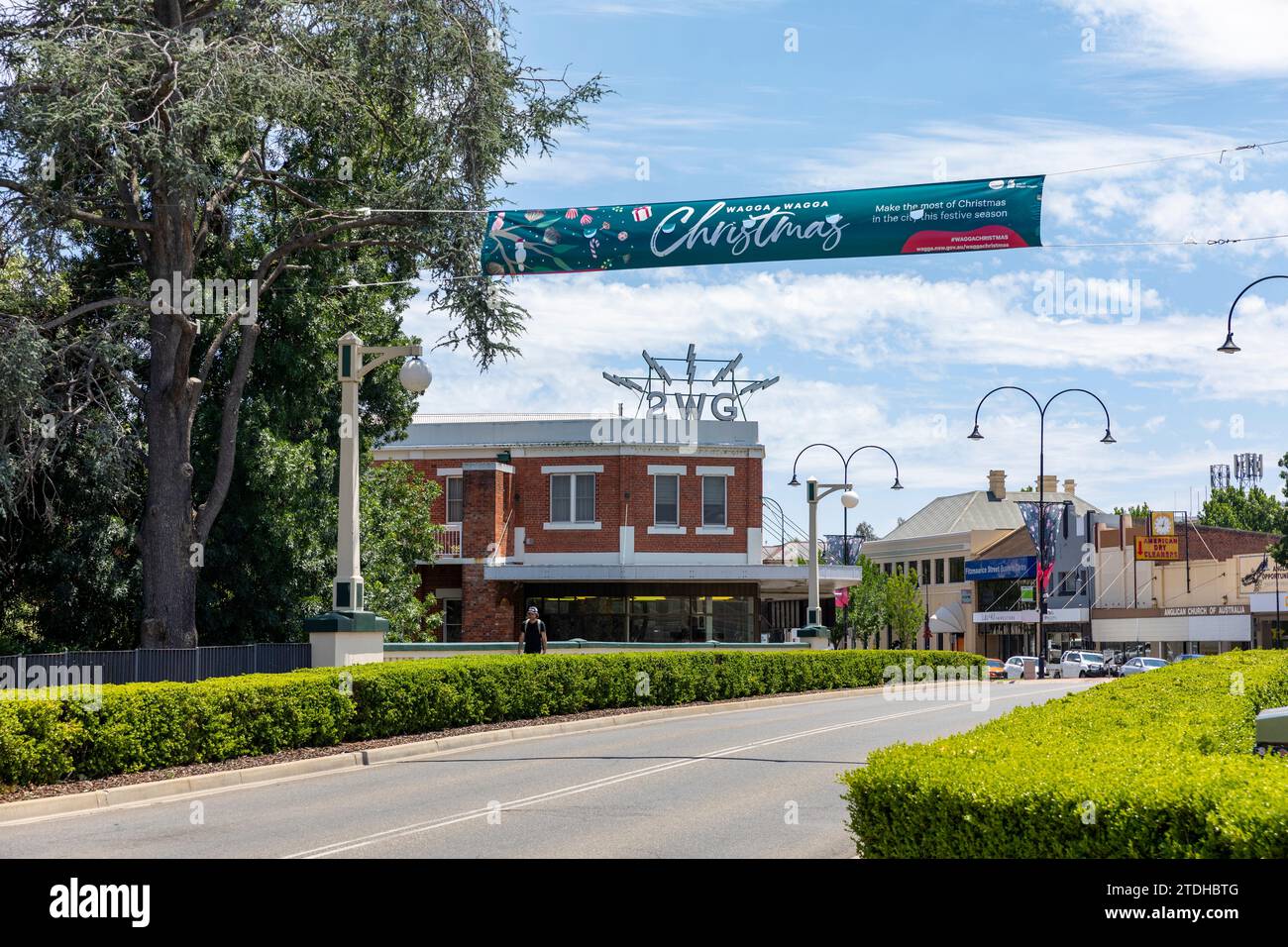 Centro città di Wagga Wagga e banner di buon natale di fronte a Baylis Street, New South Wales regionale, Australia Foto Stock